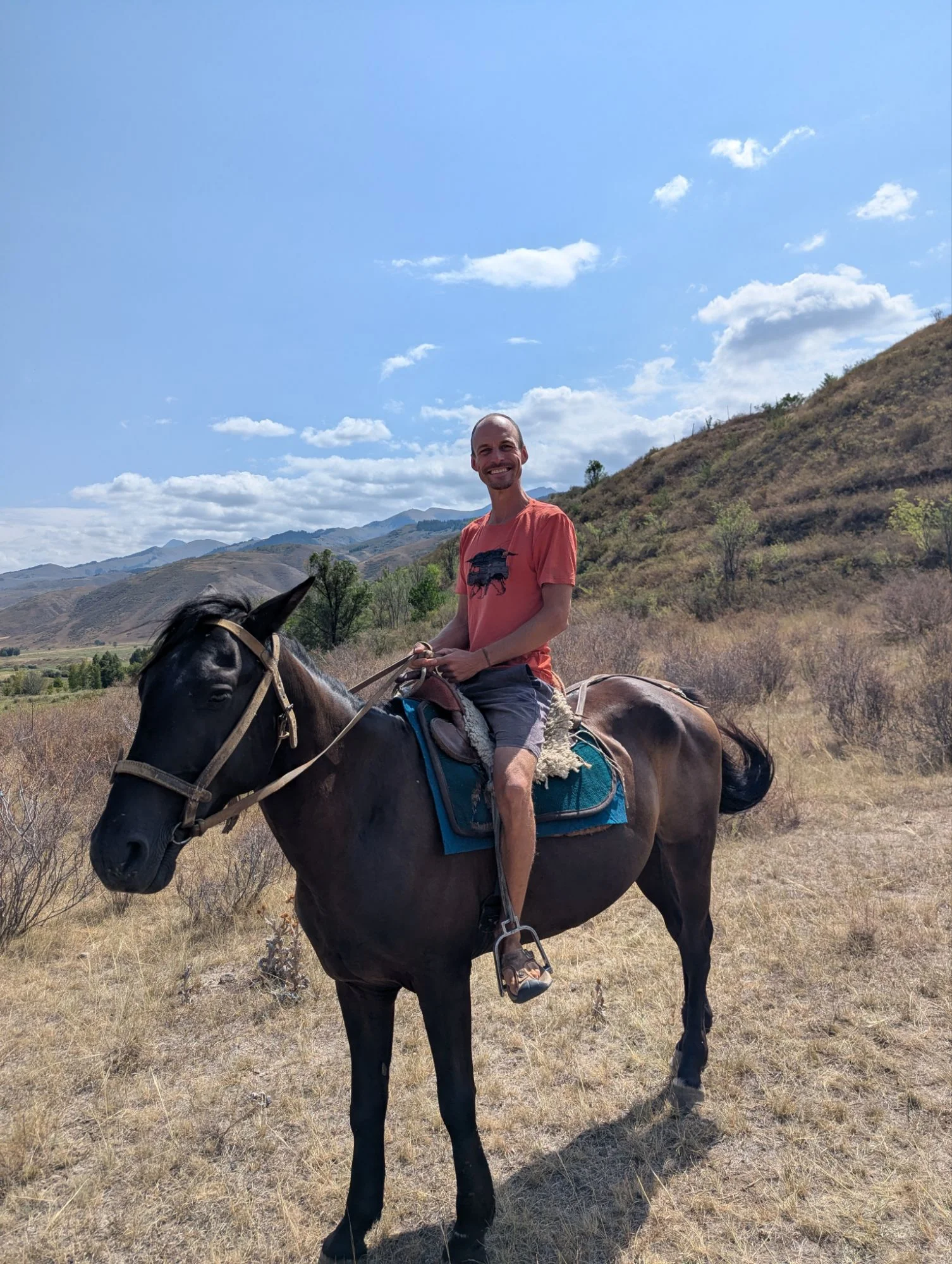 From the Issyk Kul, we went into the mountains and found the next nice camp spot. One day, a local came by with his horse and I tried it 🤠