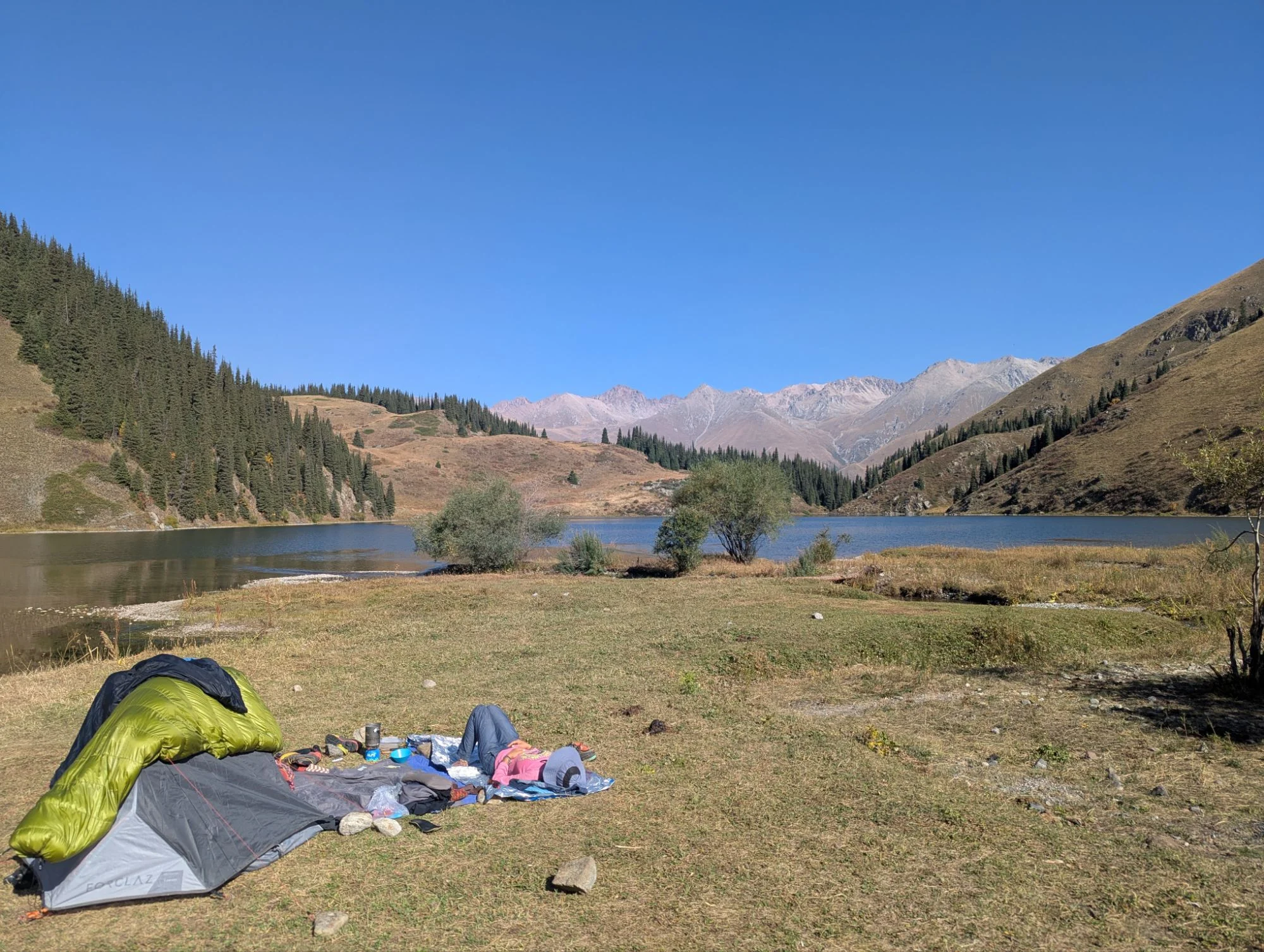 We slept one night in our tiny one person tent. All alone at that beautiful spot 🥳