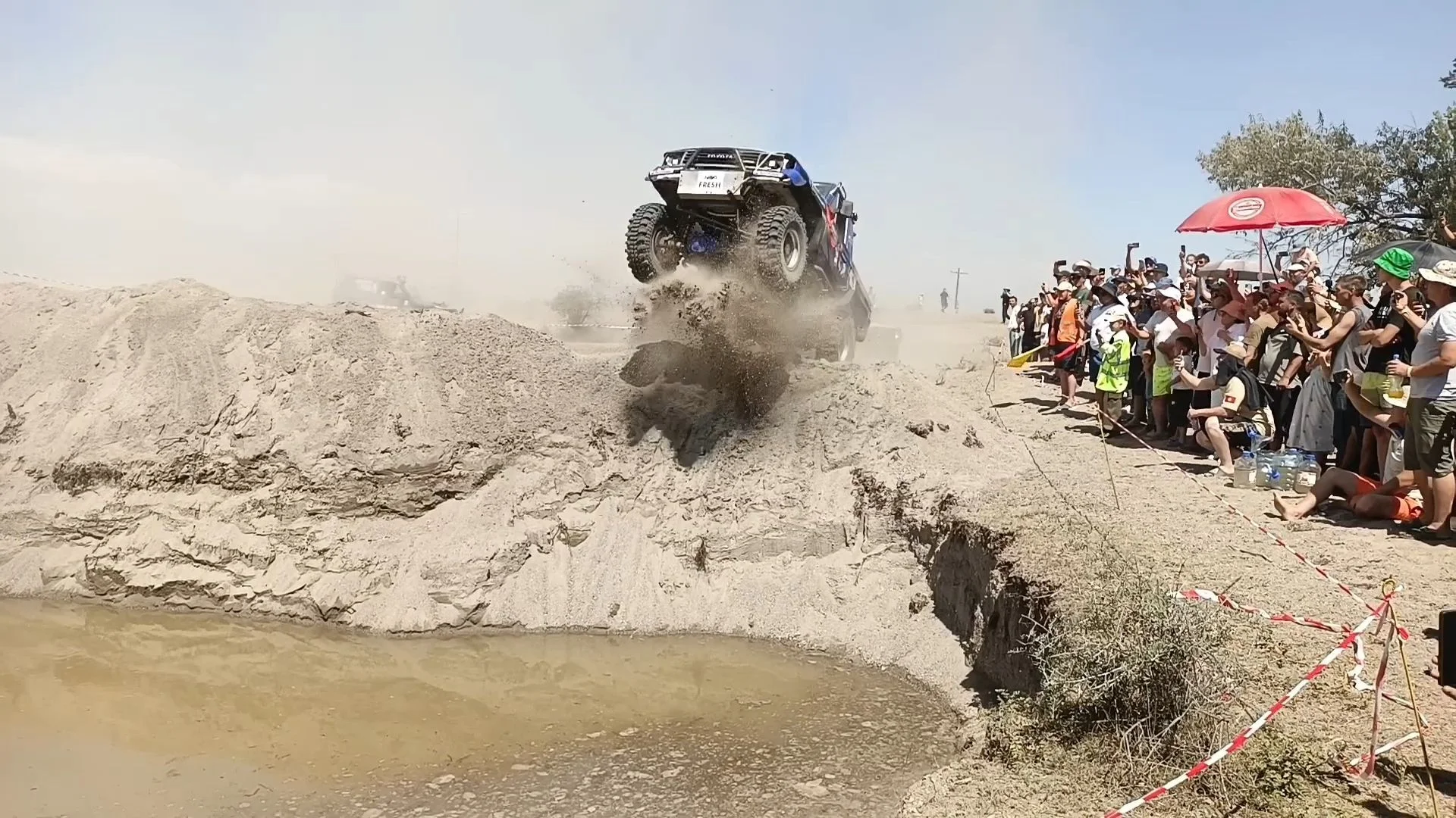 And in the last race, the obstacles got ridiculous! Before the race we and all the visitors and racers investigated the jumps and the big pits. We were wondering how they would approach them in the race 🤔 Turned out that some would just go with full force 🚀
