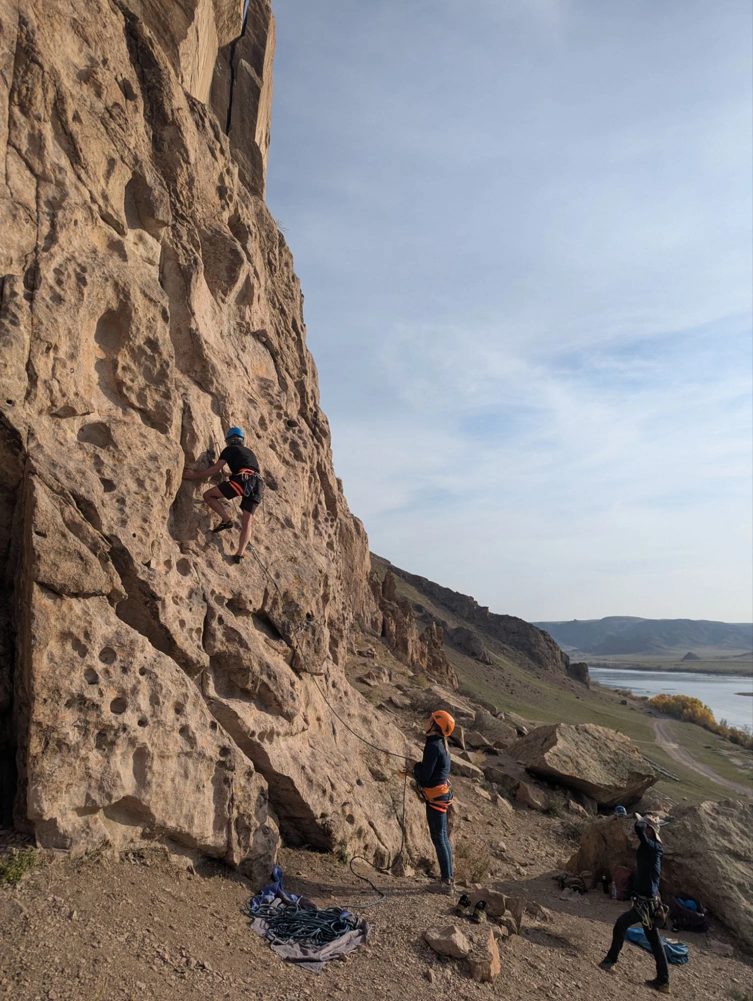 And of course we did a lot of climbing. Sarah and Wouter bought themselves their own shoes, harnesses and helmets and got all into climbing. They learned a whole lot. Sarah did her first leading routes and on one of the last climbing days, Racki and I did another 7a route. Wouter gifted me his almost new climbing shoes because they were too tight for him and we gifted them Rackis old rope 🎊