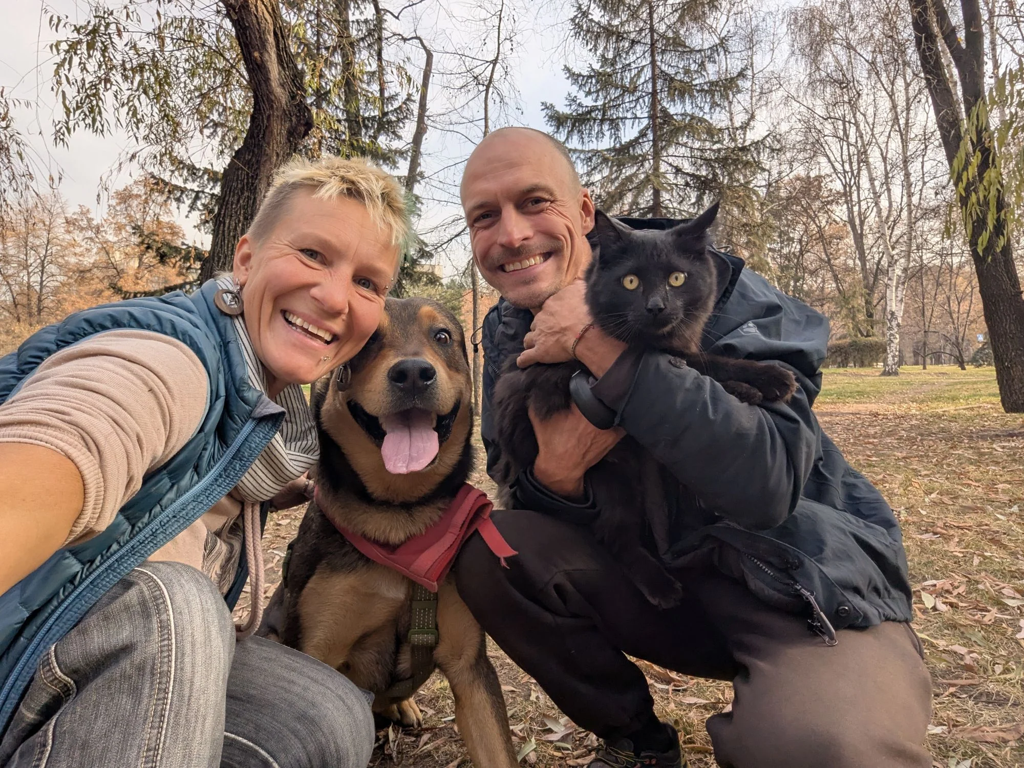 Racki saw a pet sitting request in one of the climbing groups for Almaty on telegram. The contact to the pet owners was super nice from the get go and after just a few messages with them everything was set. The woman was already out of town but her husband was still in Almaty. We met with him to get to know Sam (a big, powerful and lovely dog) and Furry (a very fluffy, beautiful and agile cat). The communication was a bit handicapped because Nikita could not speak English and we no Russian but Google Translate helped us out 🥰