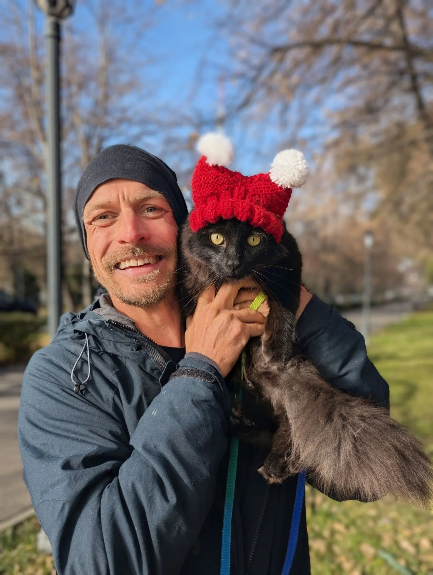 And I put this cute automatic brain translator hat on Furry. It worked sometimes a bit 🤣