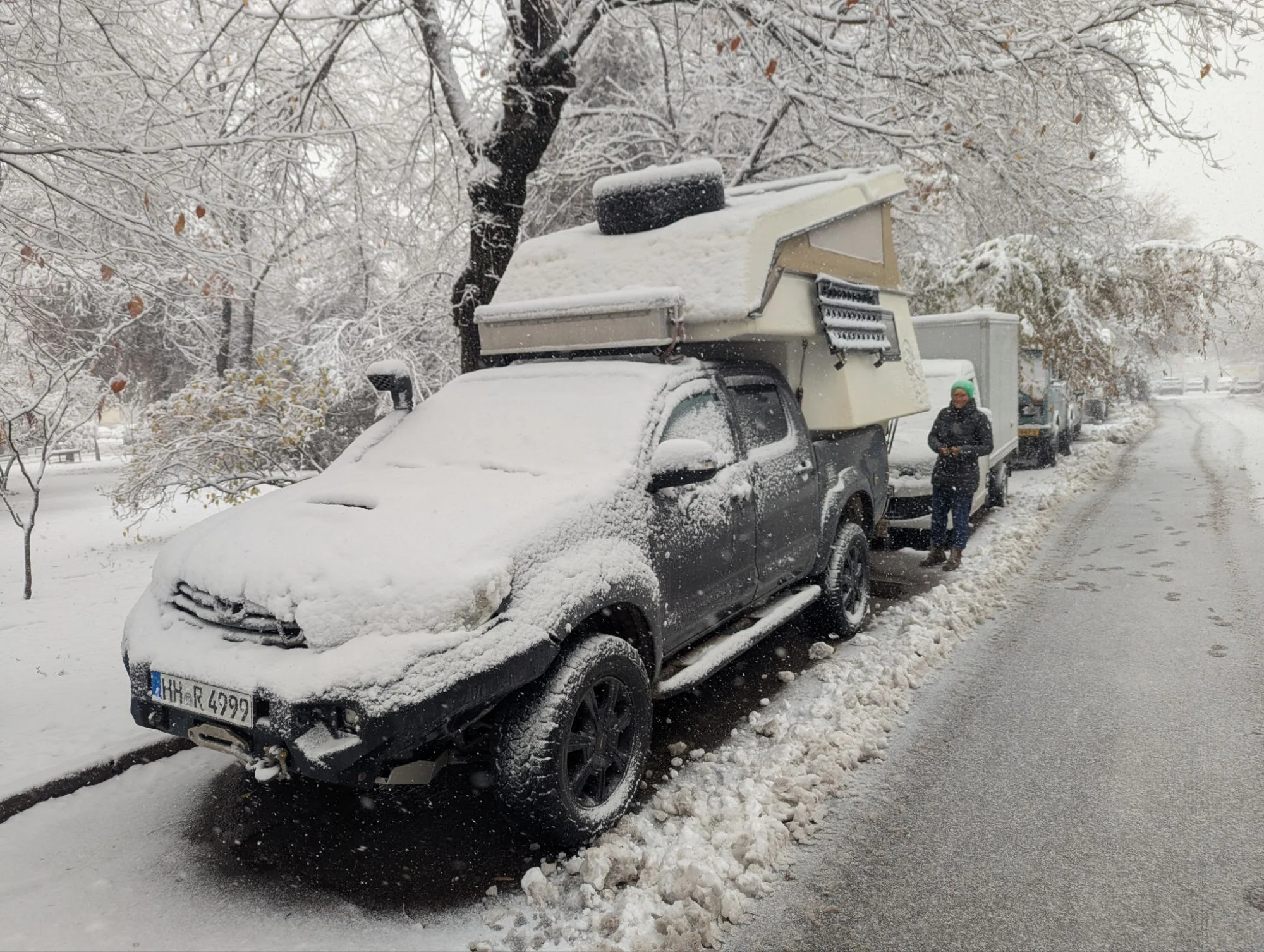 We had the first cold nights and the days got colder as well in Almaty, Kazakhstan. Because it was too cold for rock climbing , we drove in the city and stayed most of the time at the parking lot of the Atakent Mall. Even now at the end of the travelers season, there were a lot of other campers 🌨️