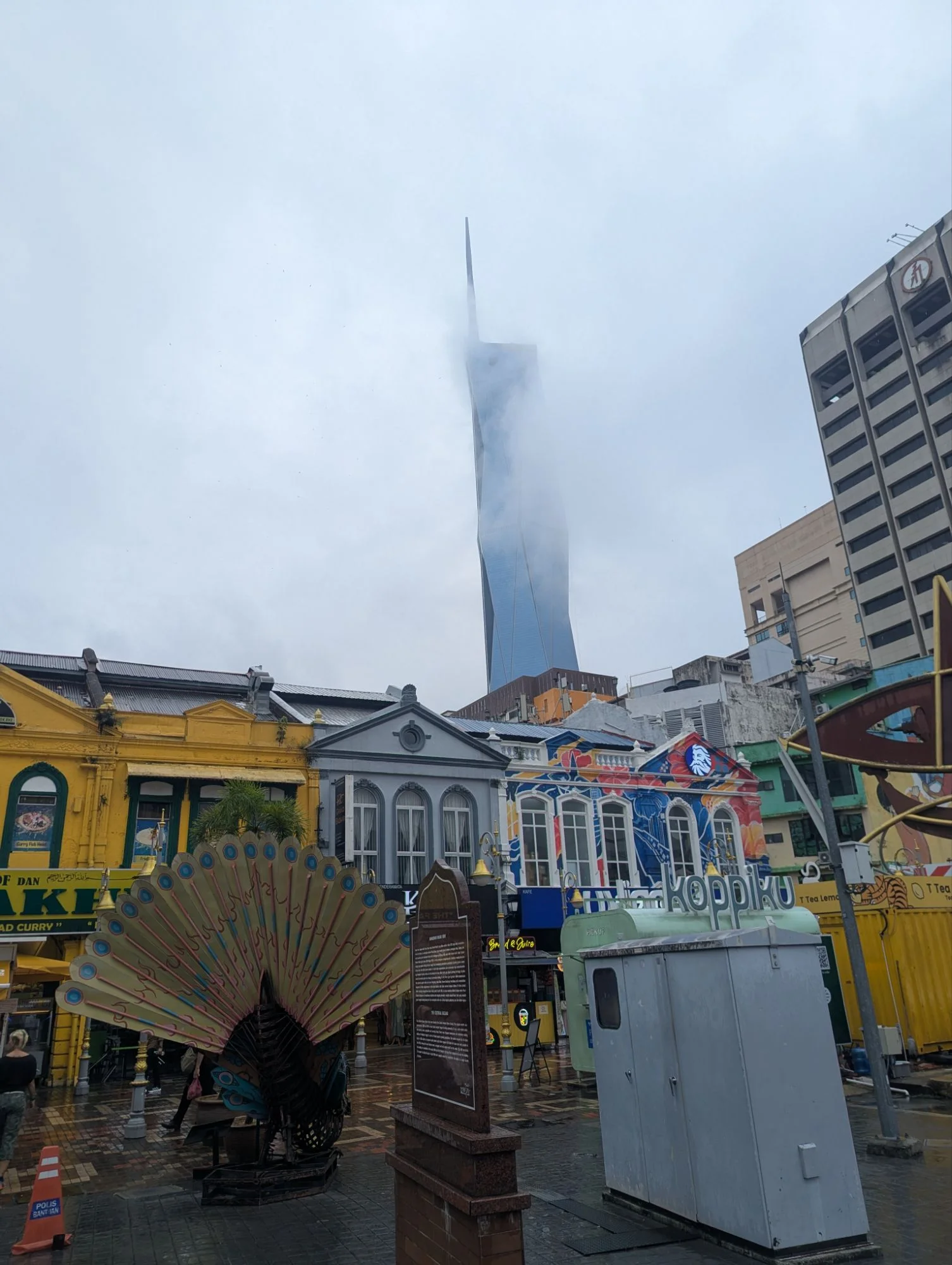 Even though it was the rainy season, we had not too much rain. But sometimes the clouds were swallowing the towers 🌫️