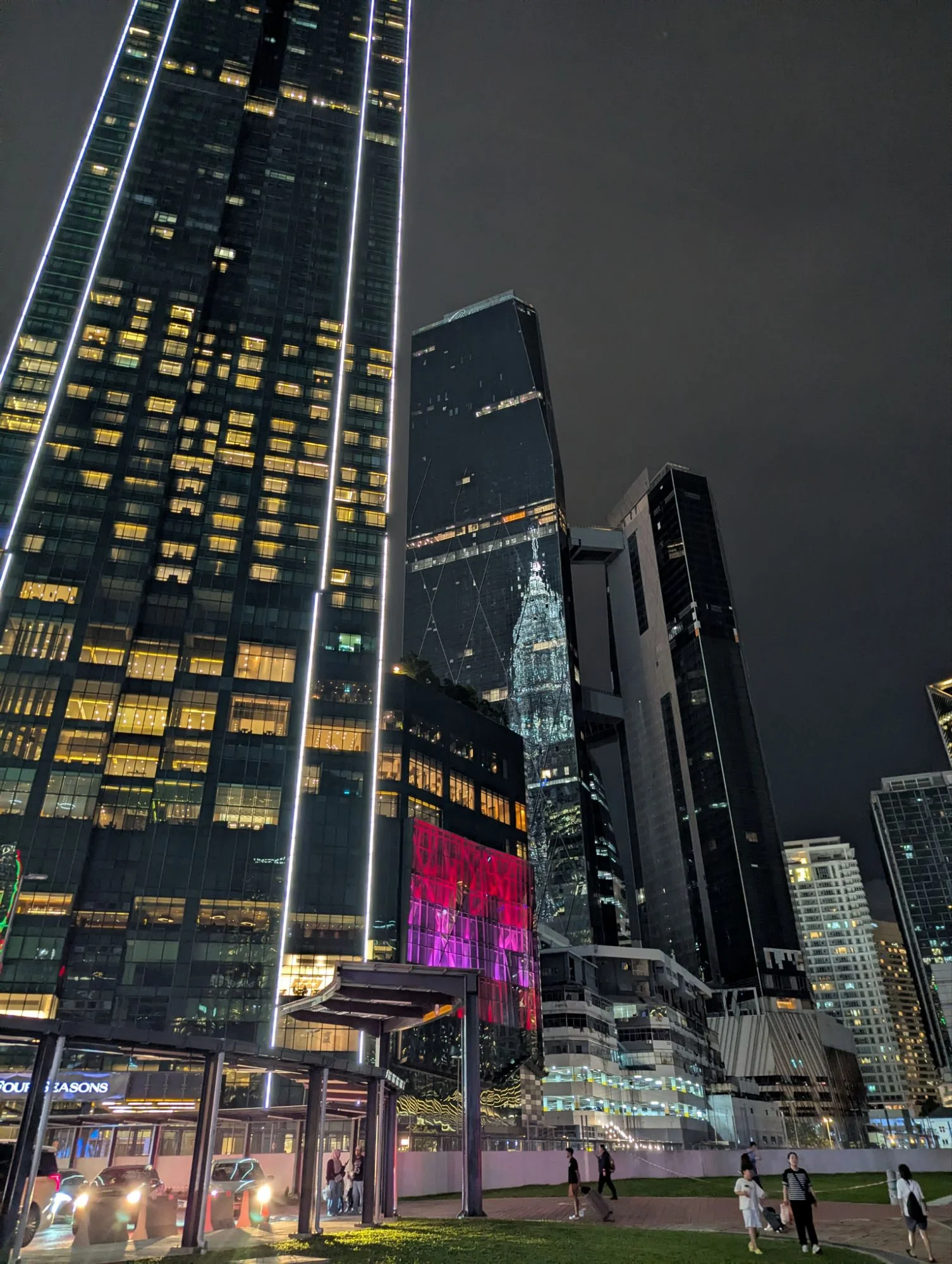 The skyscrapers, and of course especially the Petronas Towers and the Maybank Tower, were beautiful in the night as well. And sometimes the reflections looked astonishing 🪞
