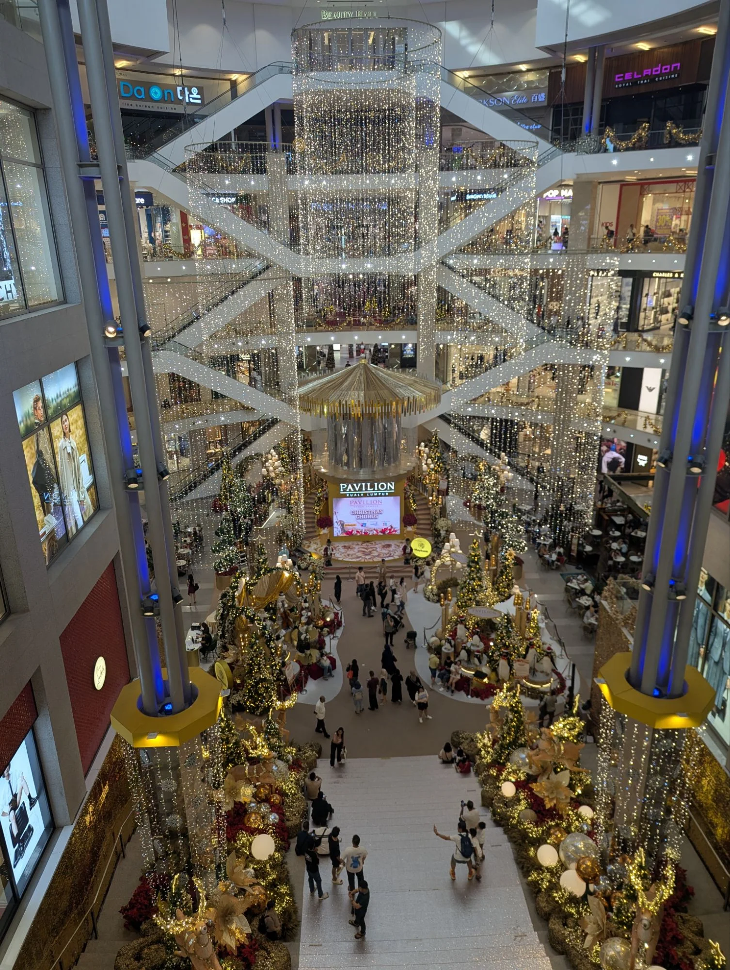 We did a lot of sight seeing and showed Tom (Racki&rsquo;s brother) the biggest mall we have ever seen: the Pavillon. This thing was crazy! The shops had house numbers. There was an app just to find your way and they had the craziest Christmas decorations 🤶🏼