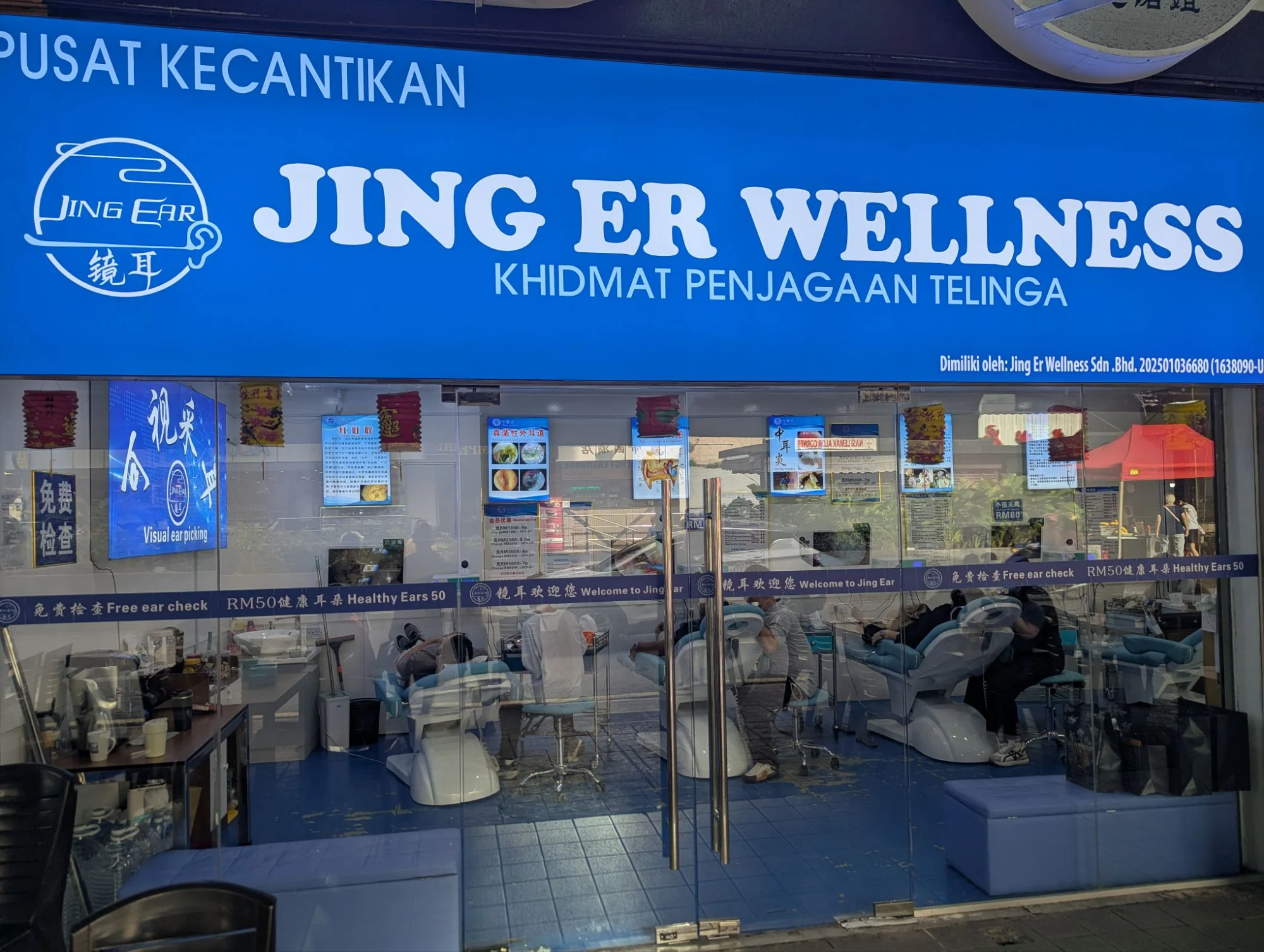 And interesting services like this ear cleaning service. They had a couple of treatment chairs and above every chair there was a monitor showing live what got removed from the ear of the patient 👂🏼