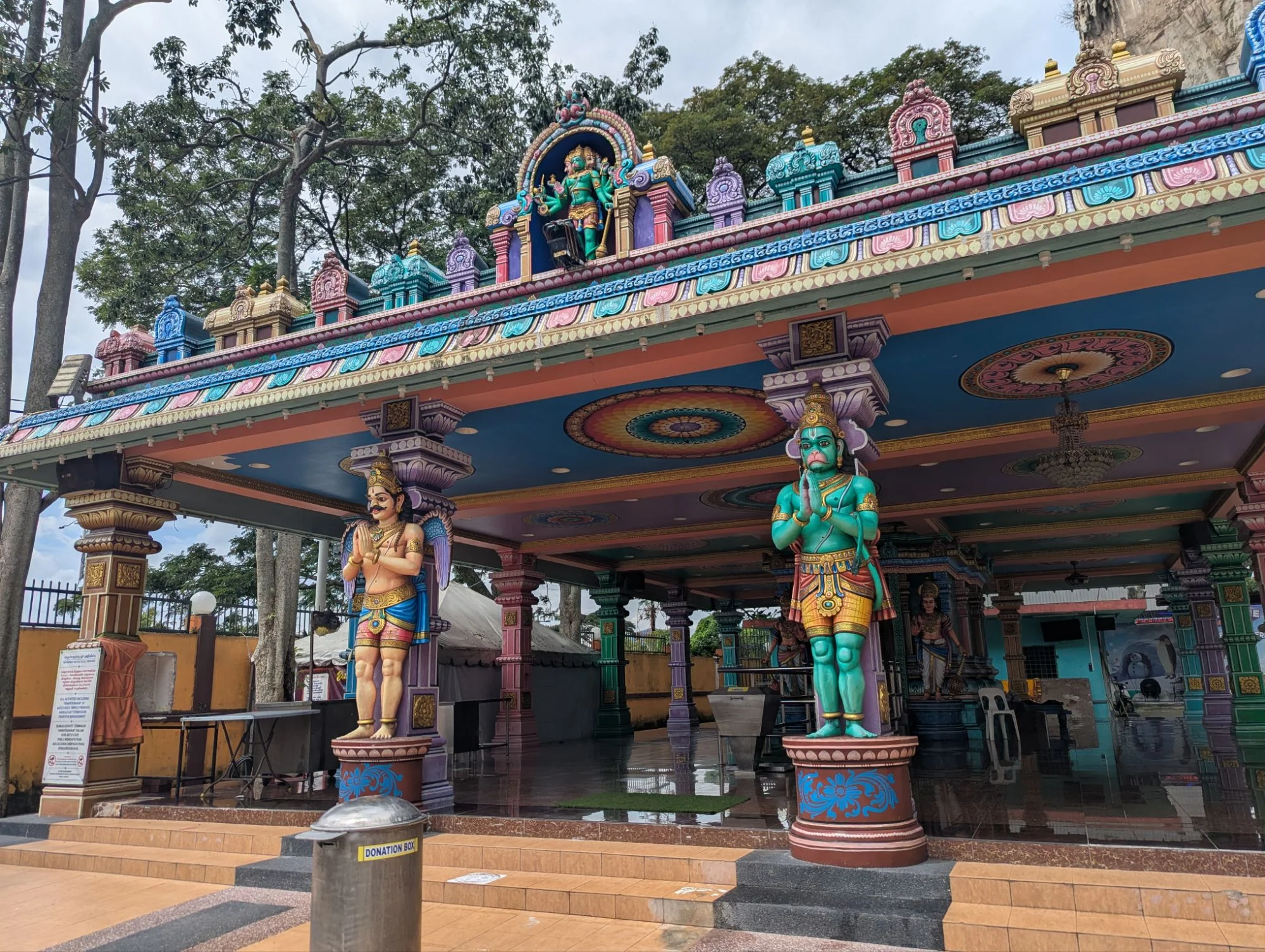 The temples were beautiful and colorful 🎊