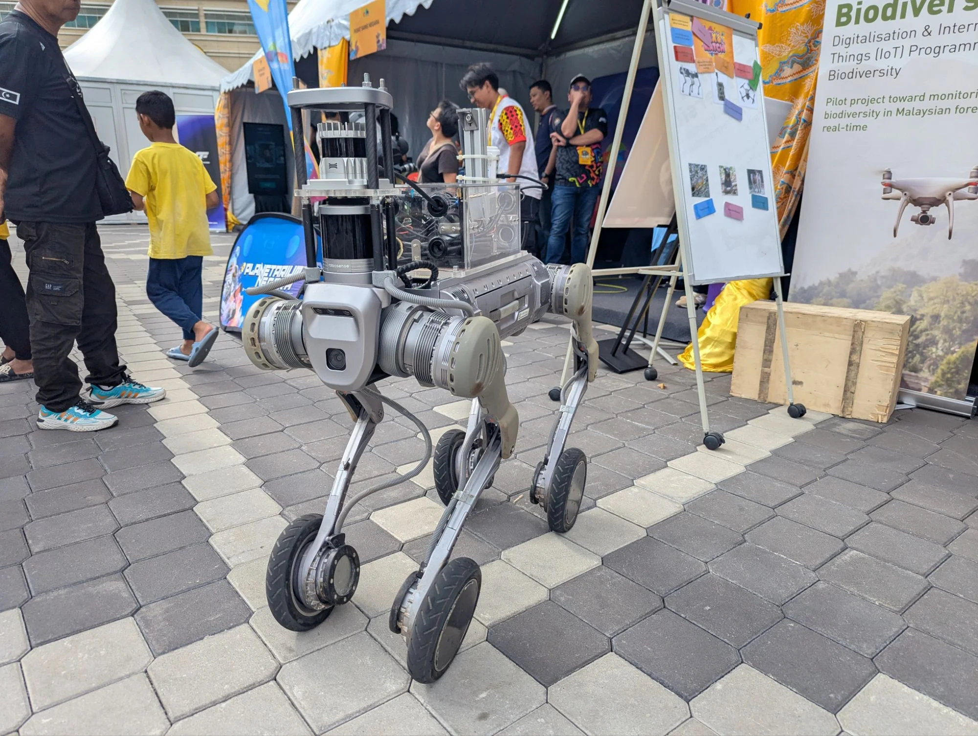 We met one of these awesome robots of which I had seen so many videos on YouTube before 🤖