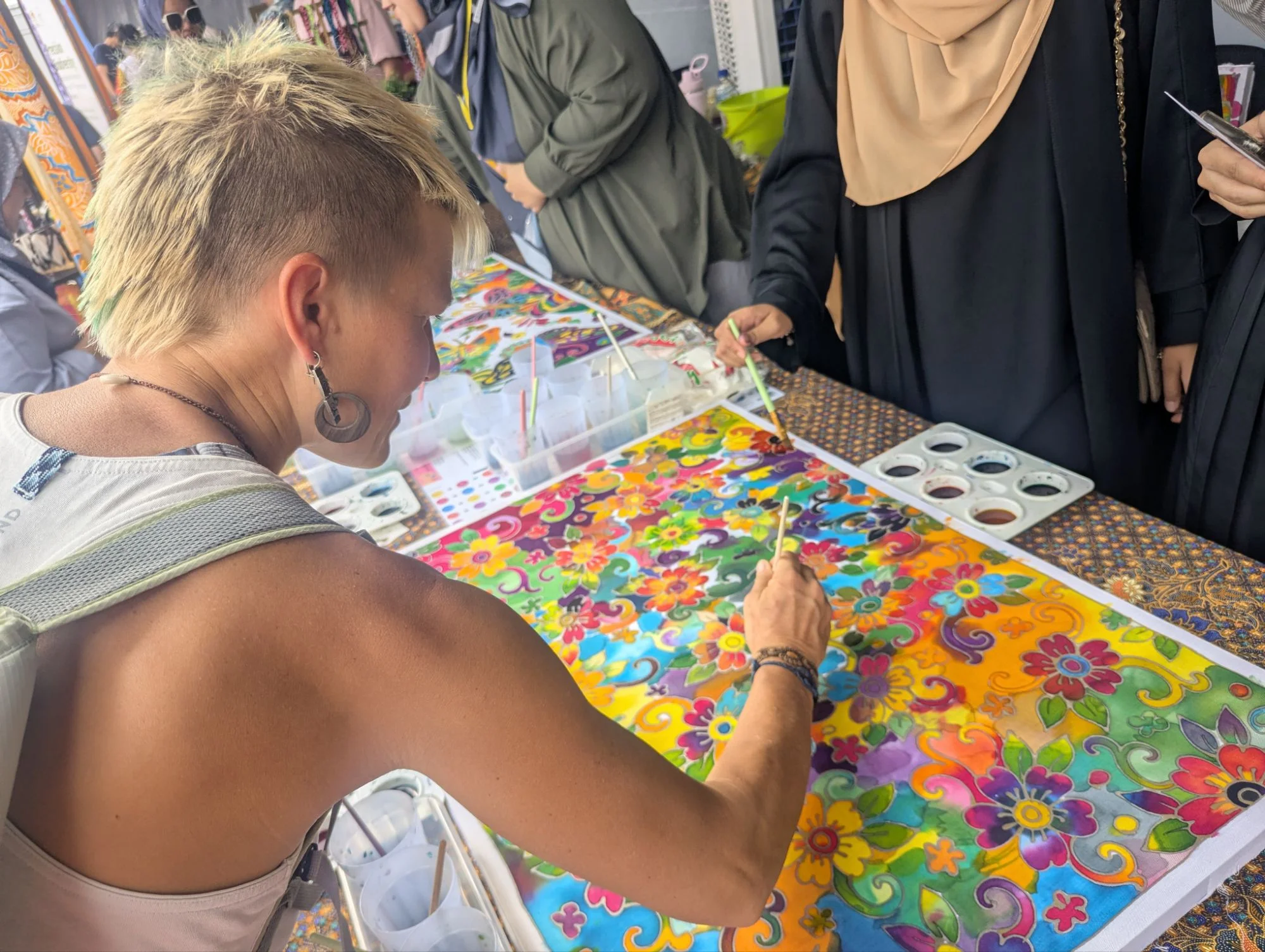 One day, we went to a small art and science festival. It was very interesting. We painted and talked to the super friendly locals 🥳