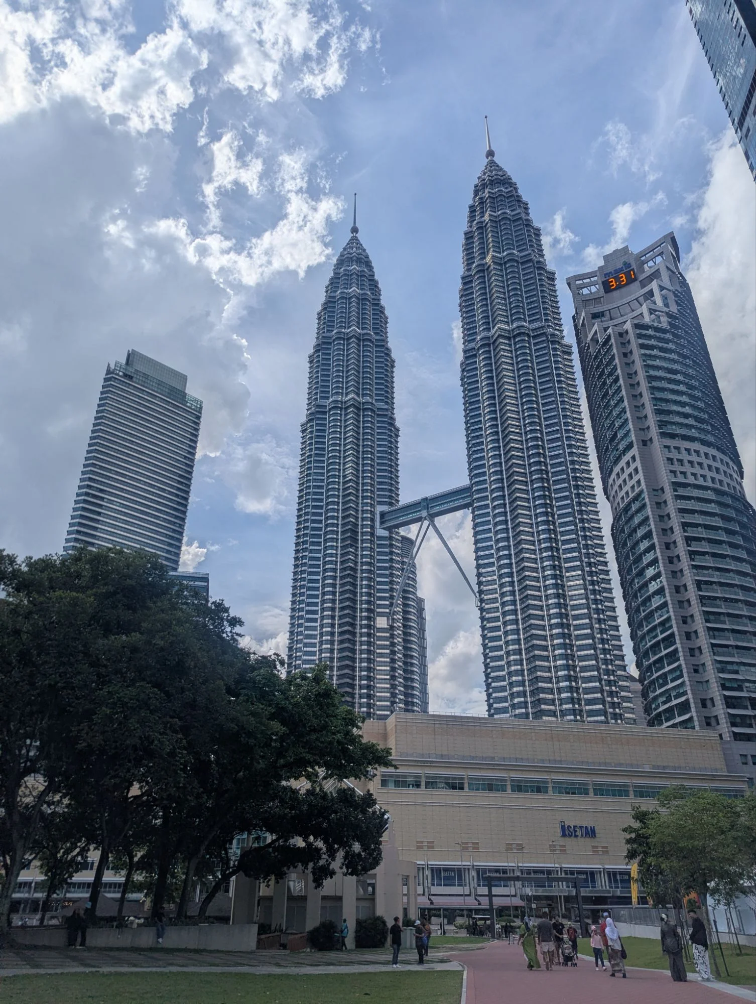 We made it to Kuala Lumpur in Malaysia and Rosinante was safely parked. It was a whole different world than central asia. From the airplane everything looked green, full of jungle, but not the city 🏙️