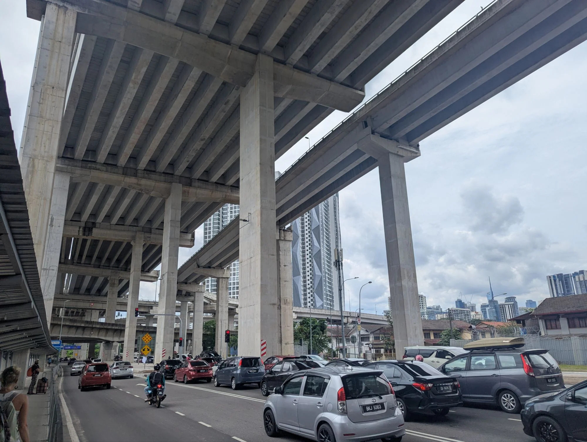 The roads and rails got built in multiple levels and we had to get used to finding our walking pathes through these labyrinths. It felt like KL was made for driving by car than by bicycle or even walking 🧭