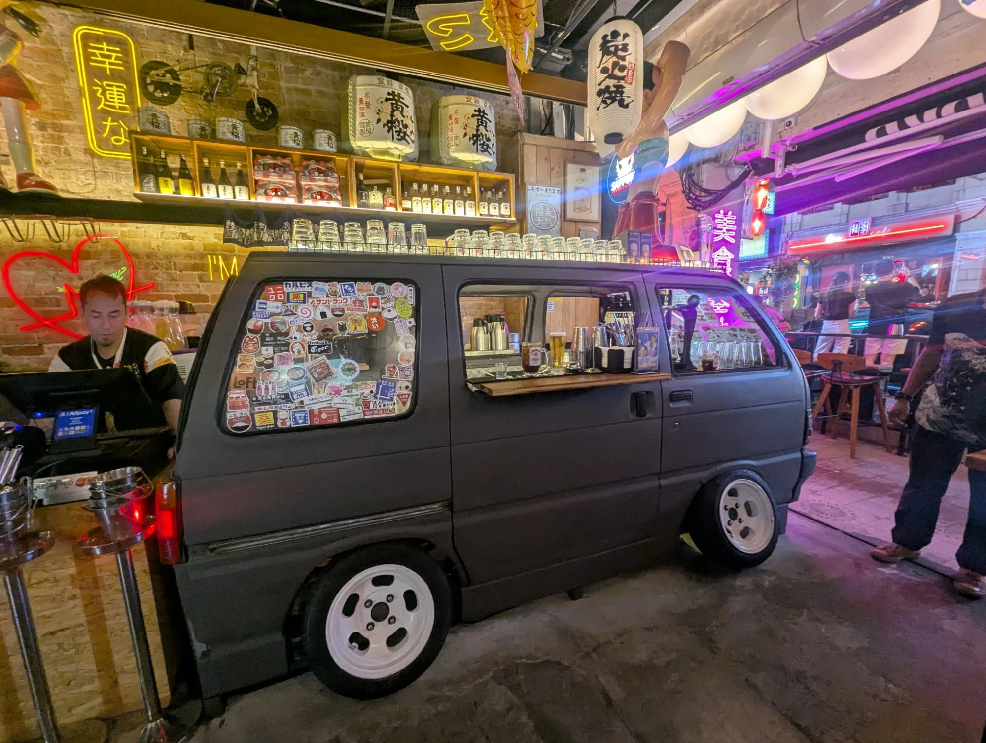 This one reminded us of Uzbekistan with all the small Damas Deluxe micro vans 😁
