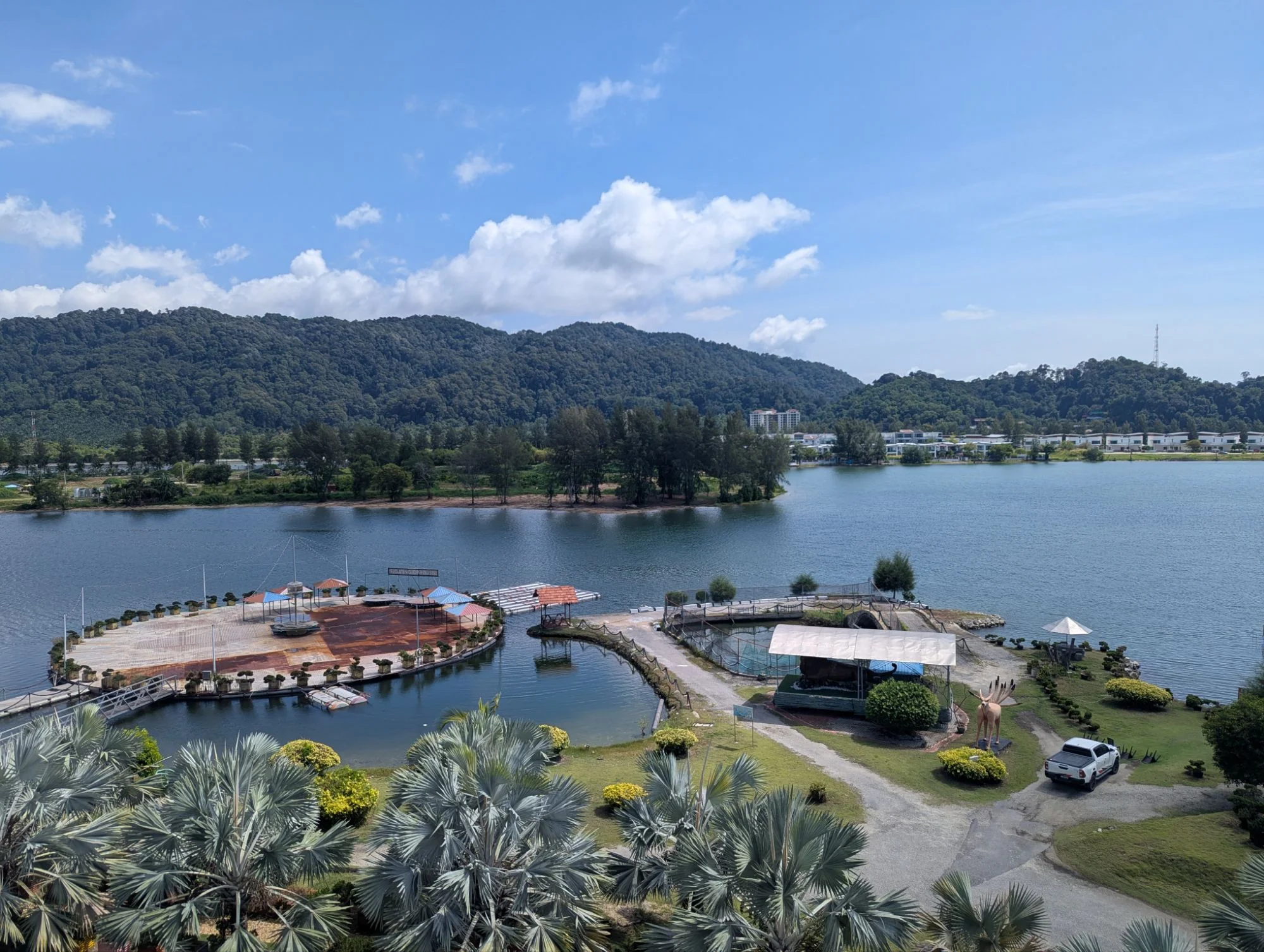 As always, we took the cheapest apartment we could find. This one was nice and had a nice view. No hot plate, but we managed to buy a gas canister and pot for our camping stove so that we could cook from time to time on our balcony 🍳