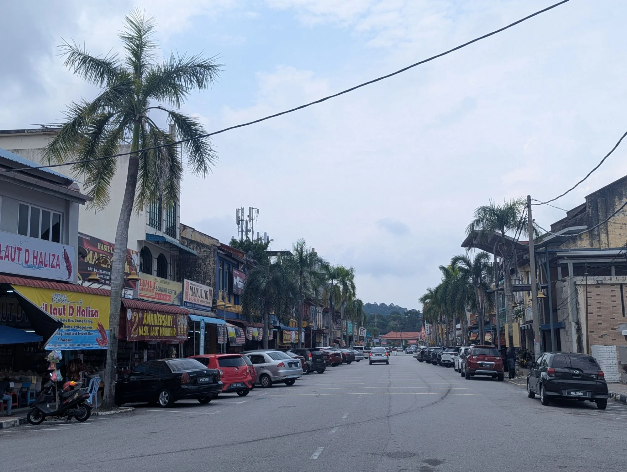 One day we went into the small town of Lumut. Very much deserted in the off season 😁