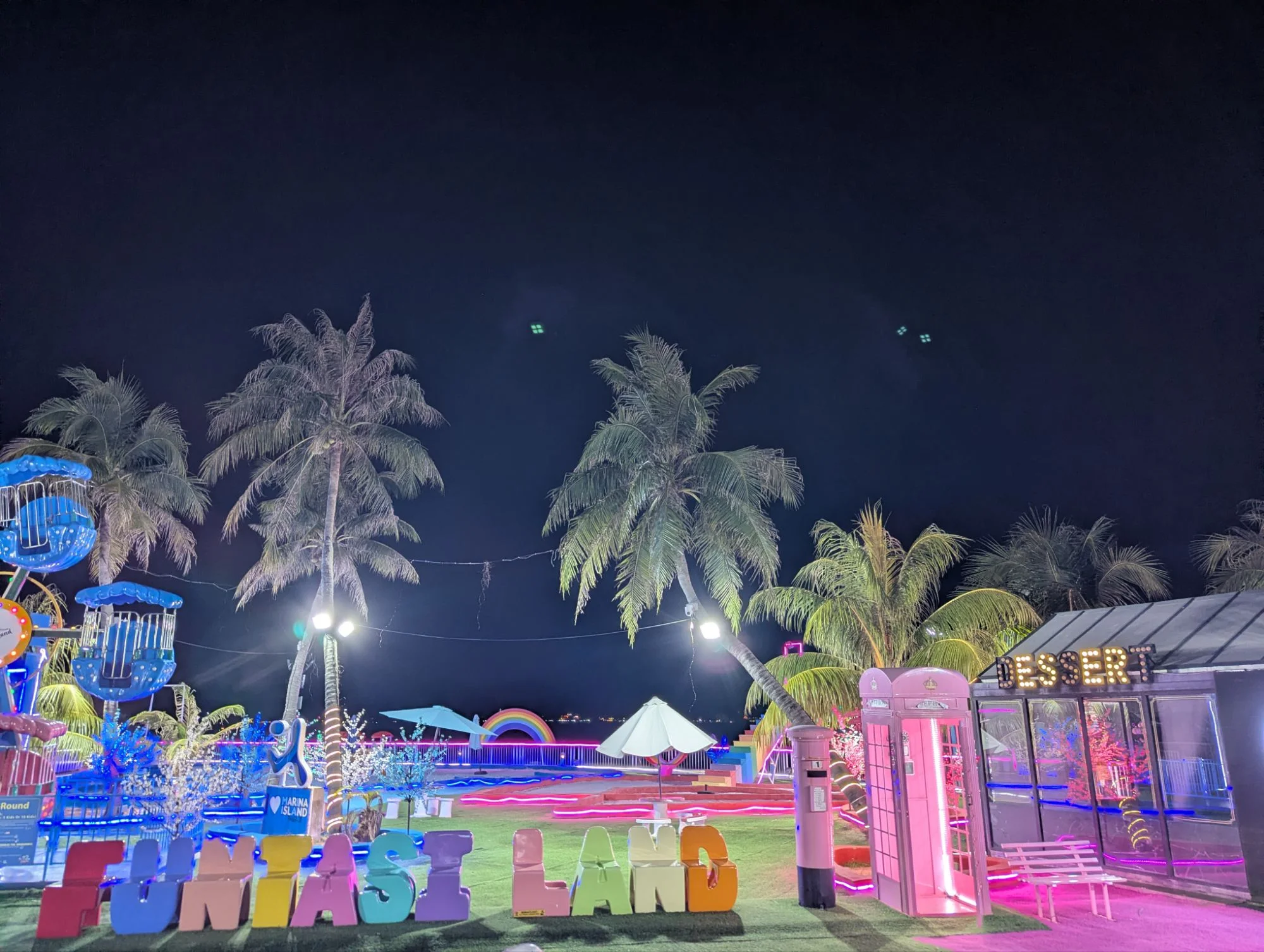And on the small Marina Island, which seemed to be an artificial Resort Island, was this: the funtasiland! The most neon place we have ever seen! The sand for the kids to play in was neon pink and blue as well 🤣