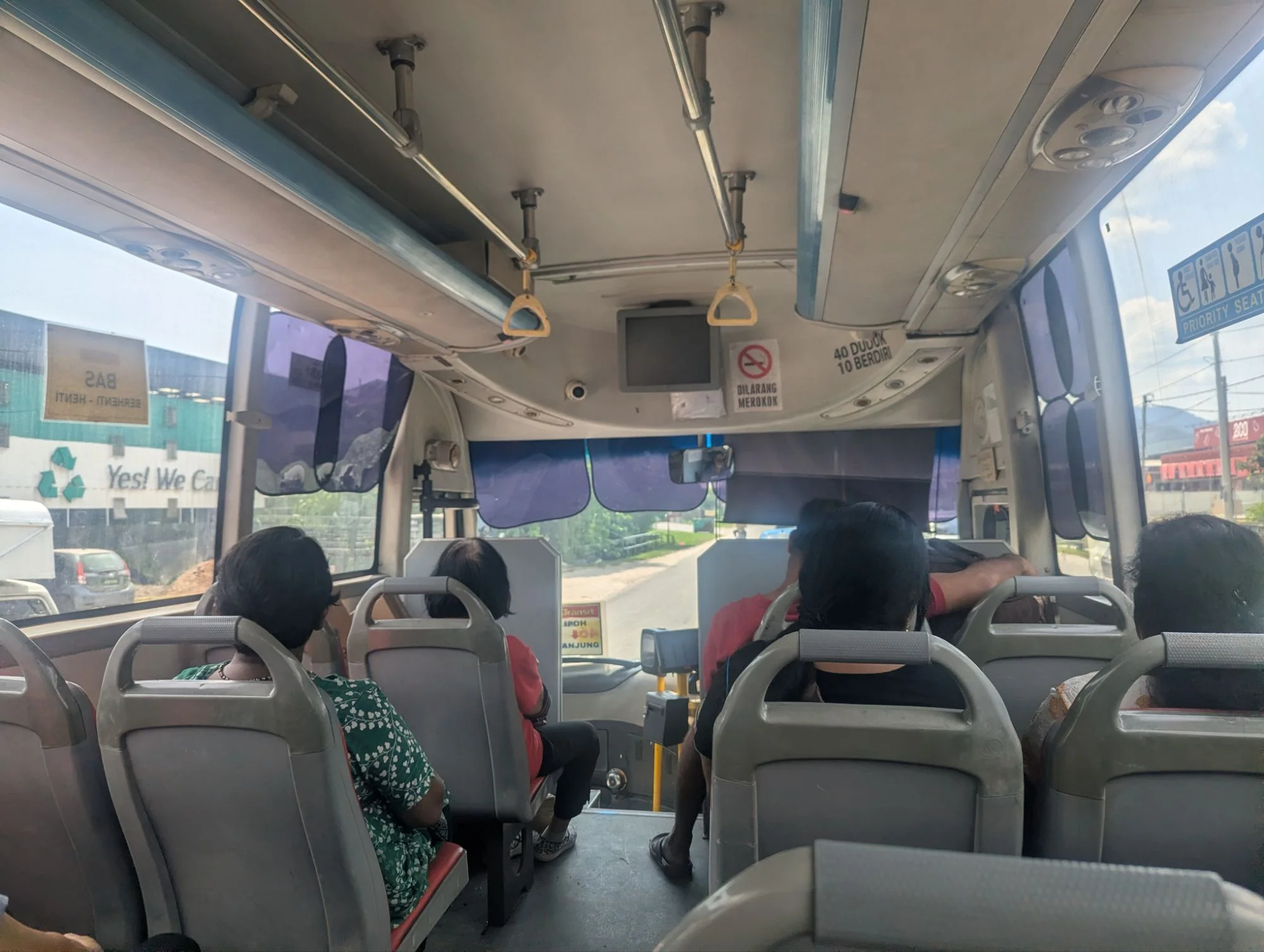 We took two busses from the Cameron Highlands to the coast. The first one was very comfortable and the second an older line bus. The driver delivered packages as well 😁