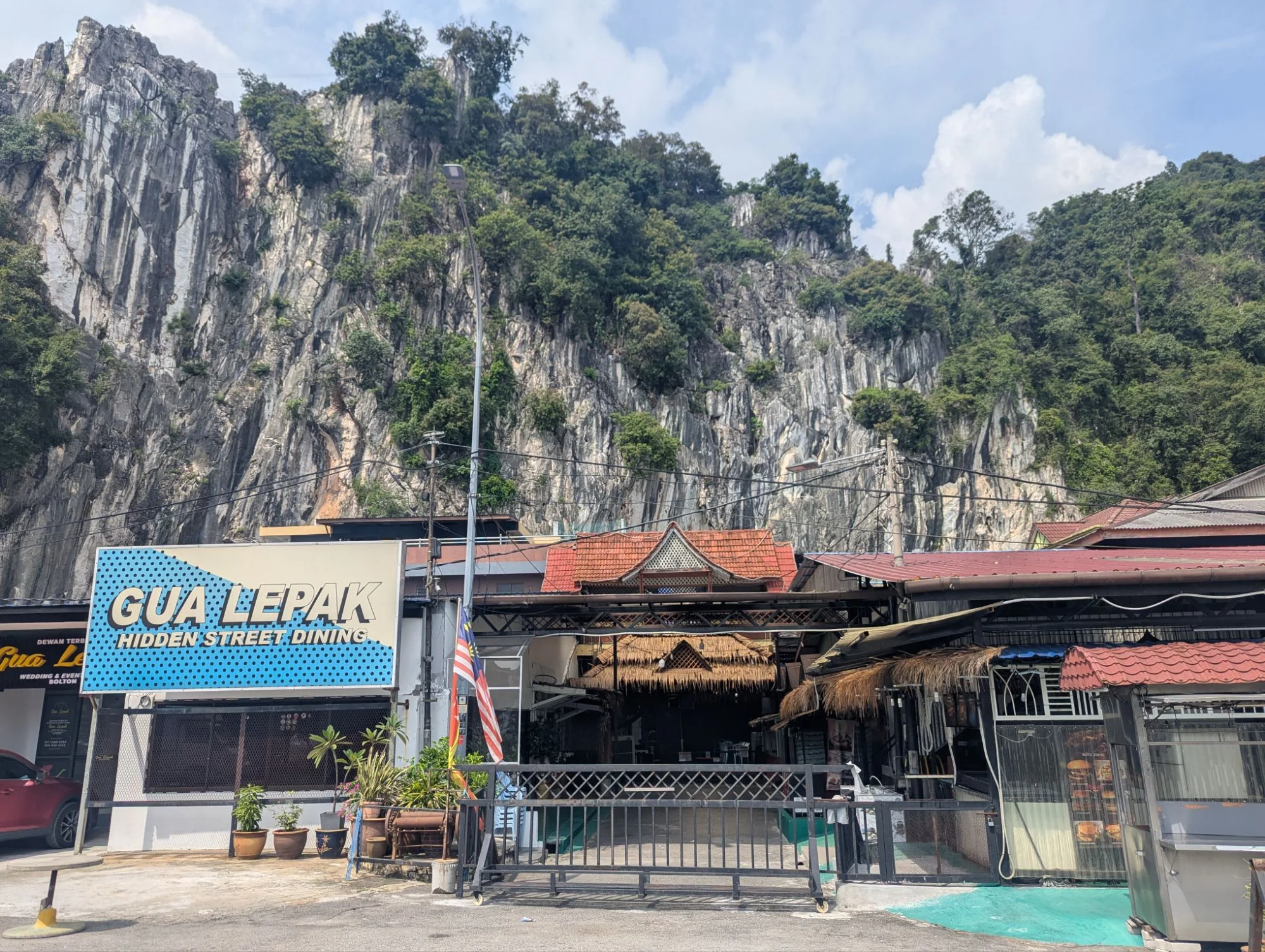 The access to the Volleyball Site crag (open on thecrag.com) was very special. On the photo you see a restaurant and event place and behind that is the climbing crag. The access seems to be possible mostly on weekends and there were contact numbers to book sessions during the week (details on thecrag.com) 🎉