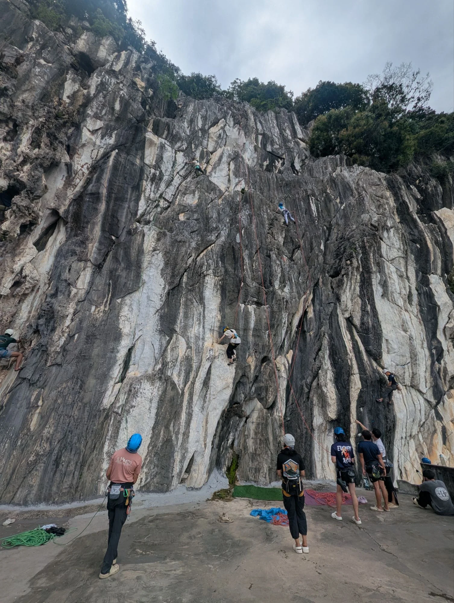 To access it, you have to go through the restaurant and on the roof of one of their buildings everything starts. When we arrived there, it was a nice atmosphere and a lot of climbers were there. After talking to some, we found out that they were from Singapore and enjoyed the cheaper Kuala Lumpur and climbing.  There were easy and hard routes and all in good condition 😁