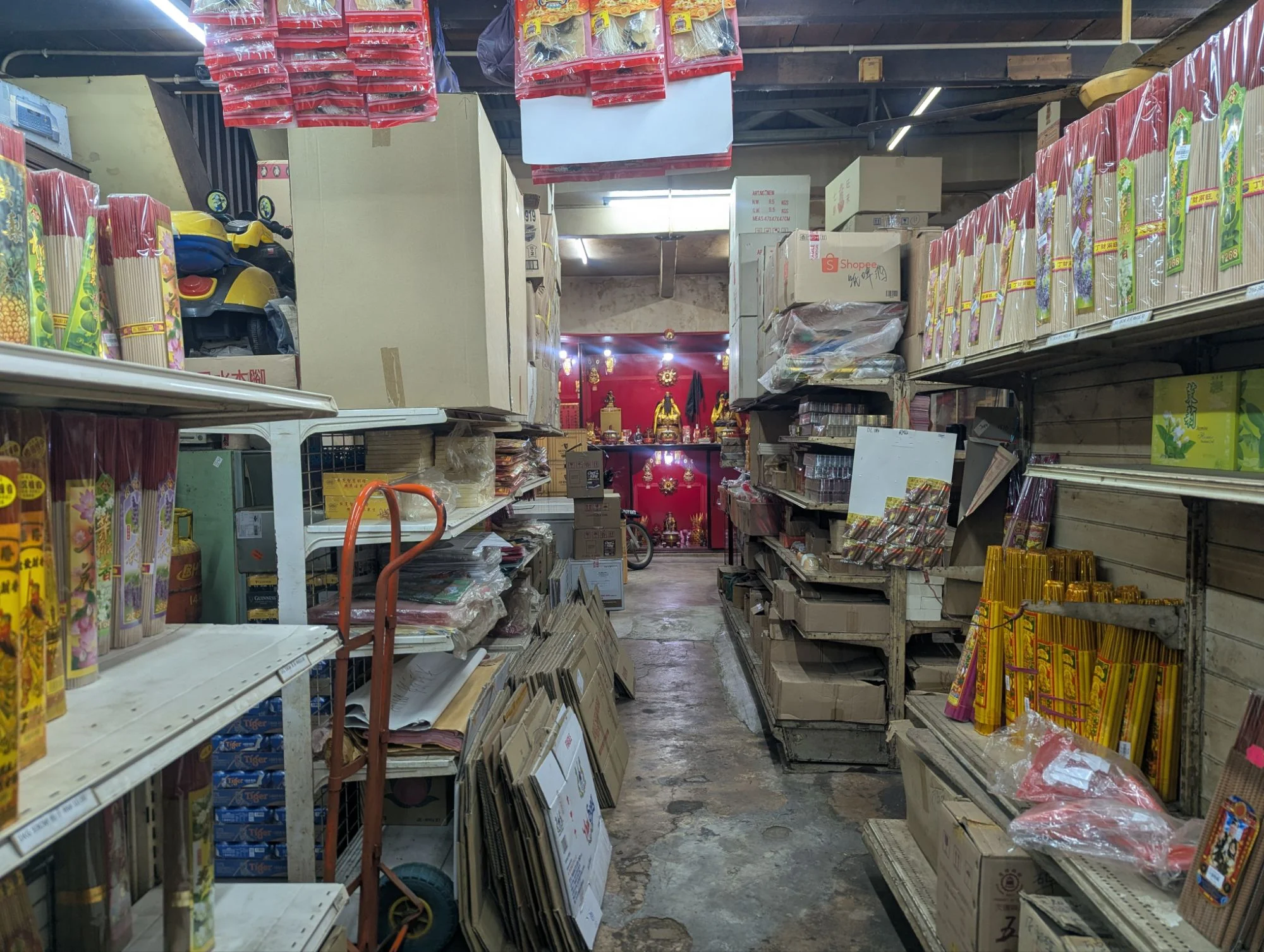 On Racki&rsquo;s birthday we wanted to get some drinks and walked to the only market that sold alcohol. That one had a small Chinese temple as well and we bought some small cans of beer for 2,5 Euro each🎐