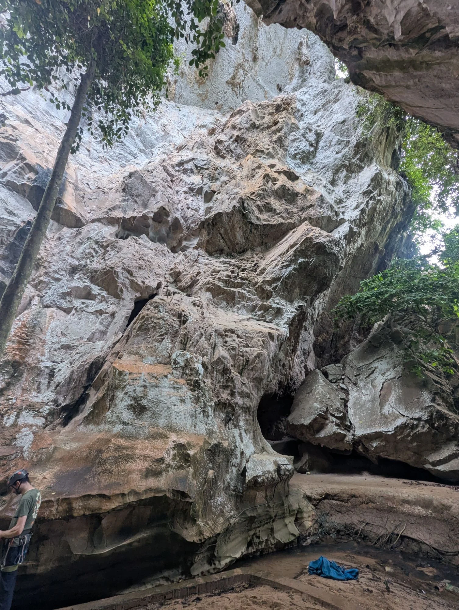 During our six day stay, it rained a lot. It was still rainy season so it was not a big surprise. But we climbed the front of the crag on a dry day and inside of the crag were two to three routes that were almost completely protected from the rain by the huge overhangings at the top of the crag.