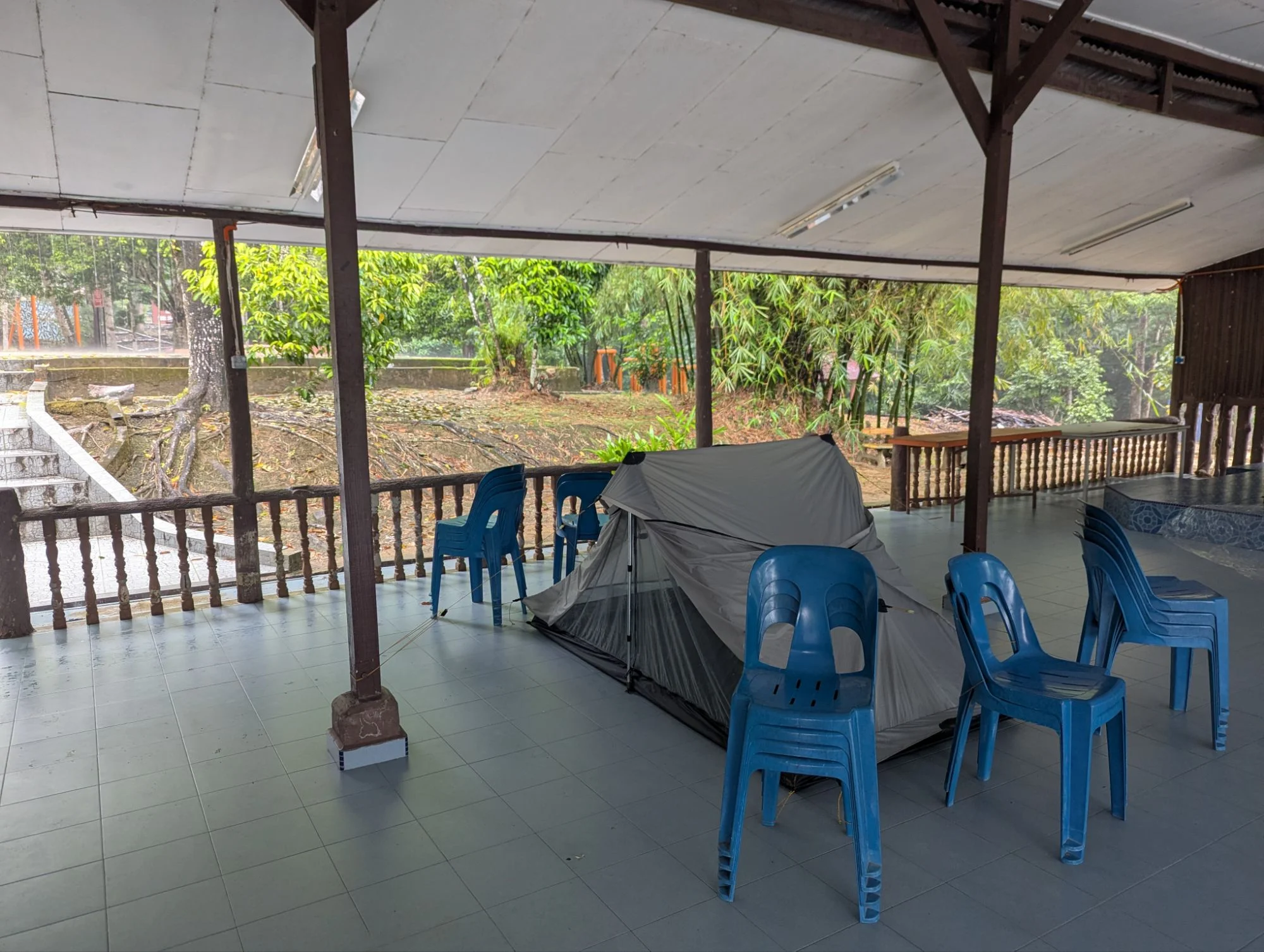 &mldr; we moved our tent in one of the huge pavilions 🎊