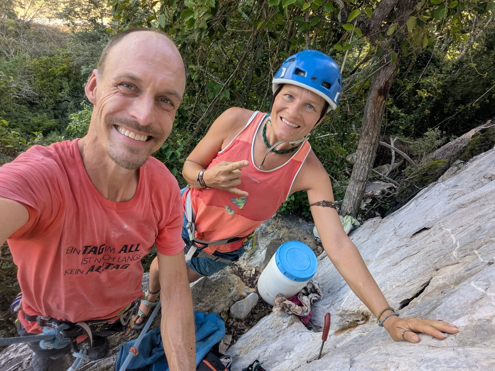 Some days we met up with Alex who bolted all the routes in Merapoh. It was an interesting guy with a lot to do and a lot of motivation for bolting and sharing a lot about the process of bolting. One day he took one of his friends and us to the newest climbing sector Gua Layang.  It was a nice big wall looking like a big wave. The approach was already easy climbing 🥳