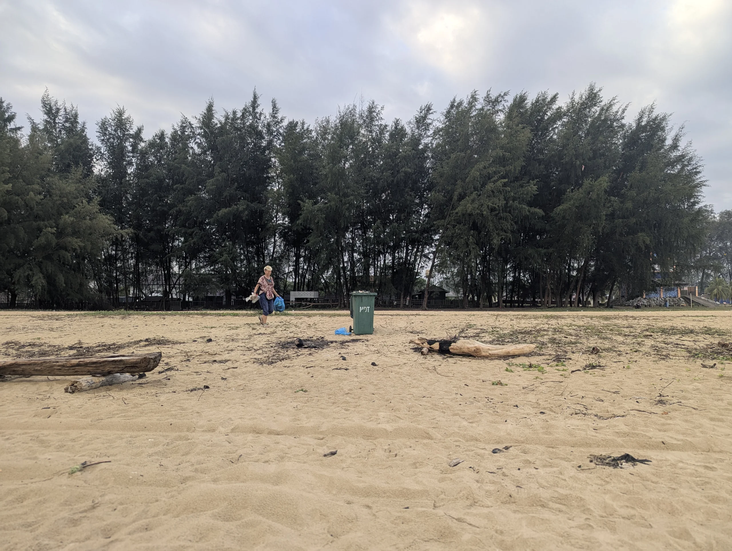 Now that we were at the east coast of Malaysia, Racki and I wanted to see a nice sunrise and so we went up early, took our breakfast to the beach and &mldr; there was no sun. The clouds were blocking it. So we started picking up trash from the beach. It was in fact one of the trashiest beaches we had seen so far and so we filled two dustbins in no time.