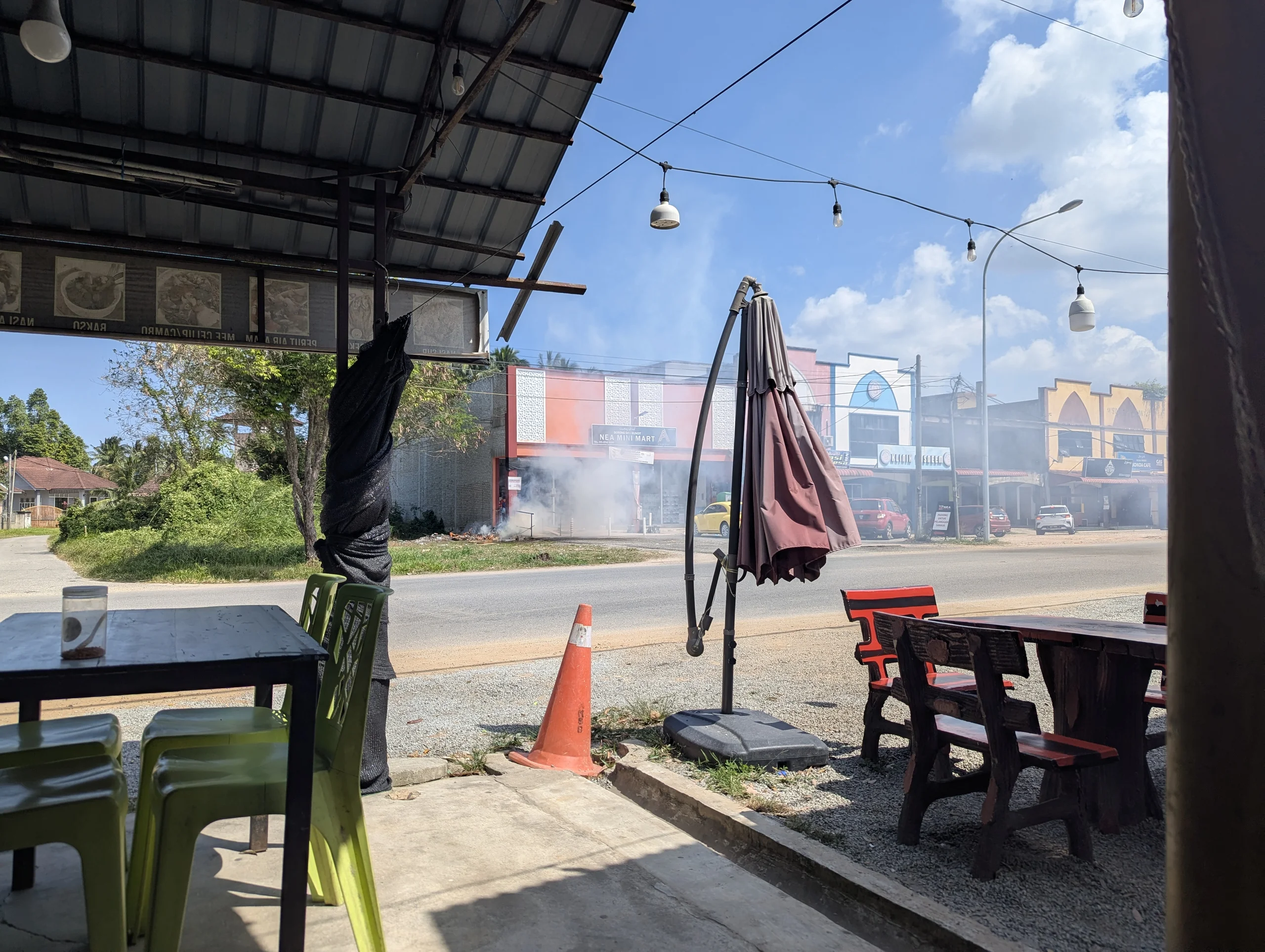 Once, when we had lunch, the locals from the hardware store on the other side of the road did a bit too well in burning there trash and had to move there cars and get a lot of water to get the fire under control. Nothing to special in Malaysia but interesting for us.