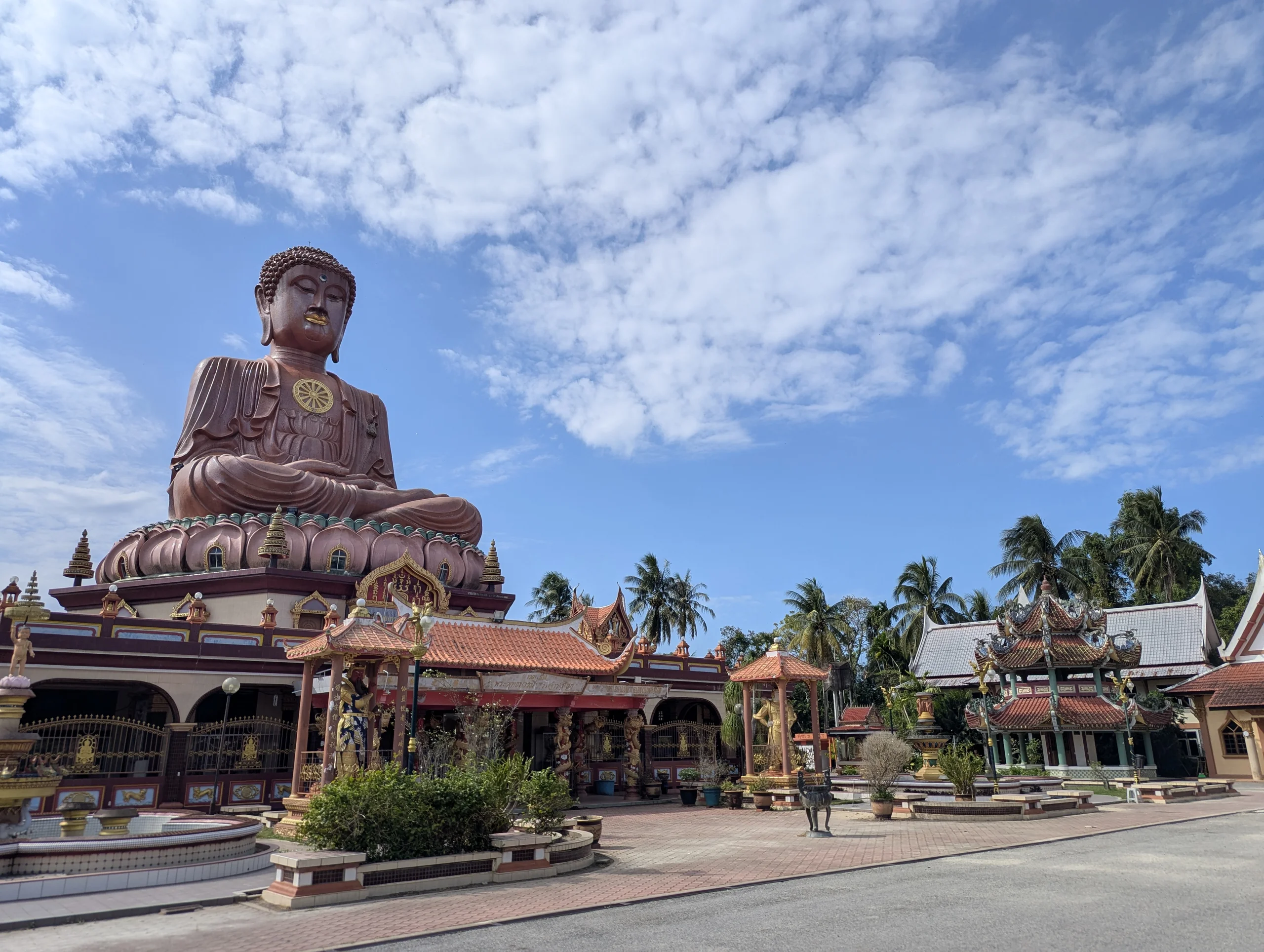 &mldr; with a beautiful statue.