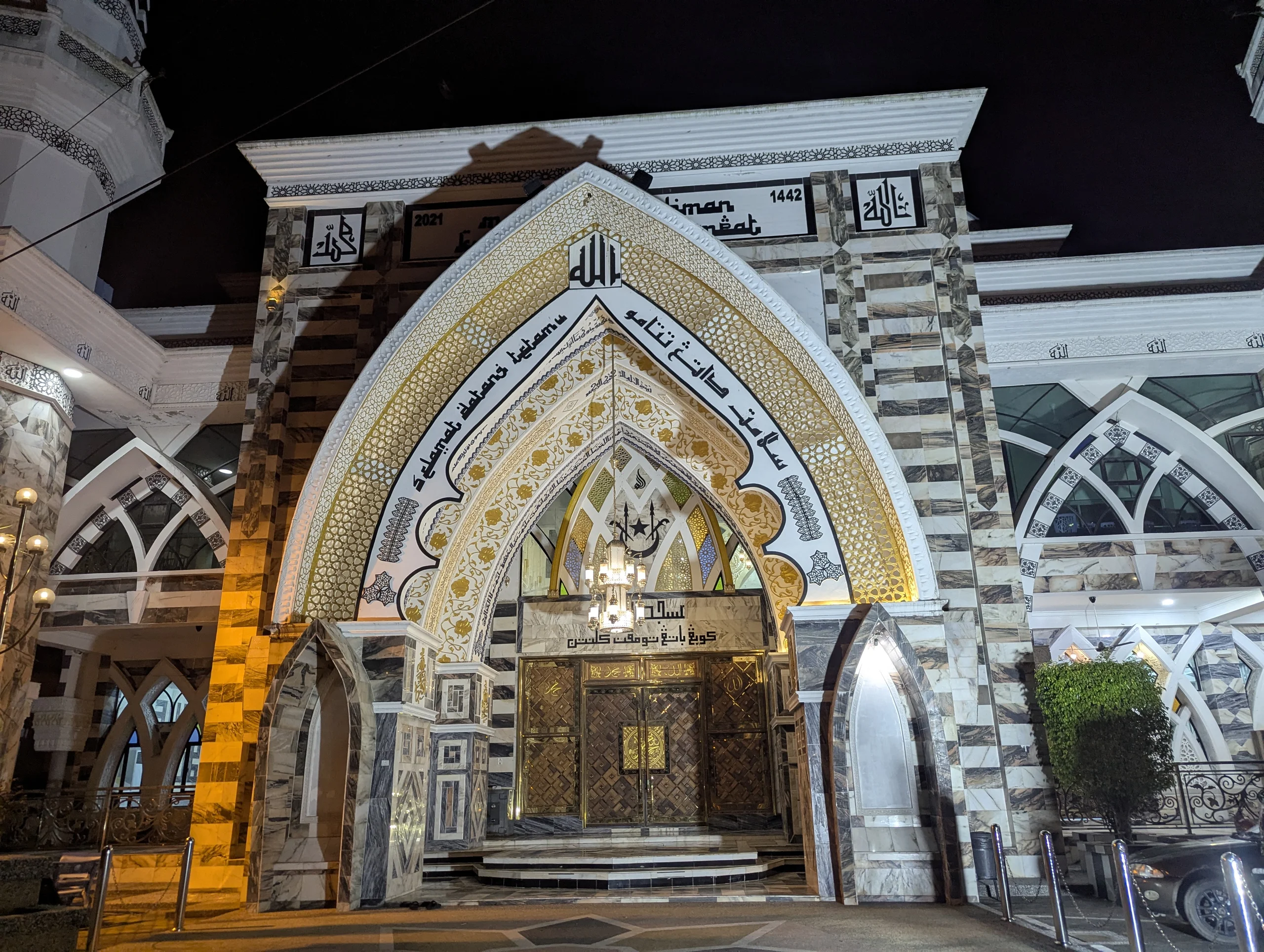 And then we wanted to visit the big local mosque. It turned out that it was not a very touristic one. But the locals there were super friendly and after we had waited for there ceremony to finish, they gave us a tour.