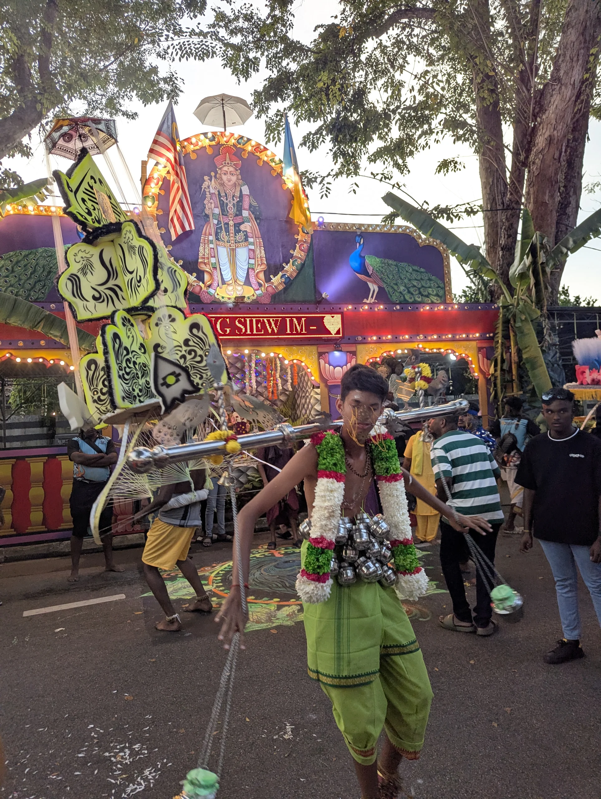 &mldr; some carried big, self-made things (about 30 kilos heavy) on their backs, &mldr;