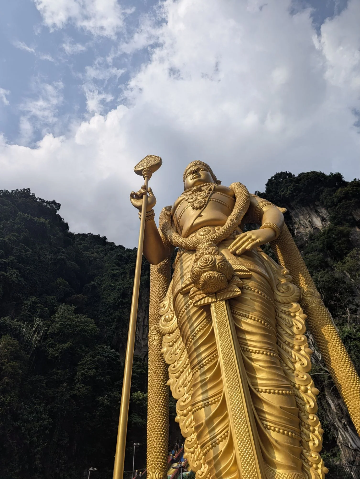 Together we went to the Batu Caves, the same attraction we went with Rackis brother before. But again it was nice. And this time the big golden statue was revealed again and was very impressive and beautiful.