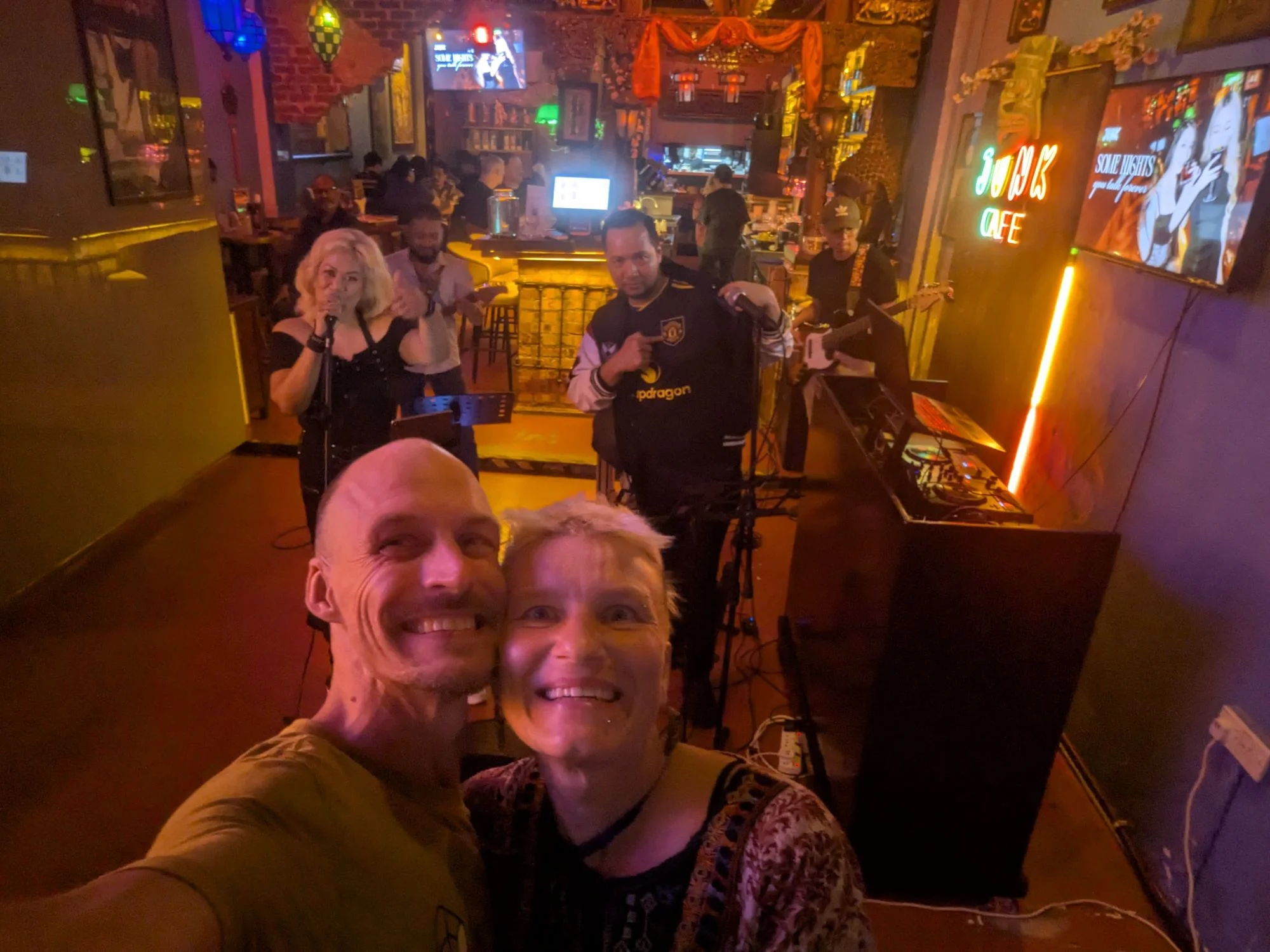 Back in our favorite bar this time the band played our favorite song Hooked On A Feeling 🥳