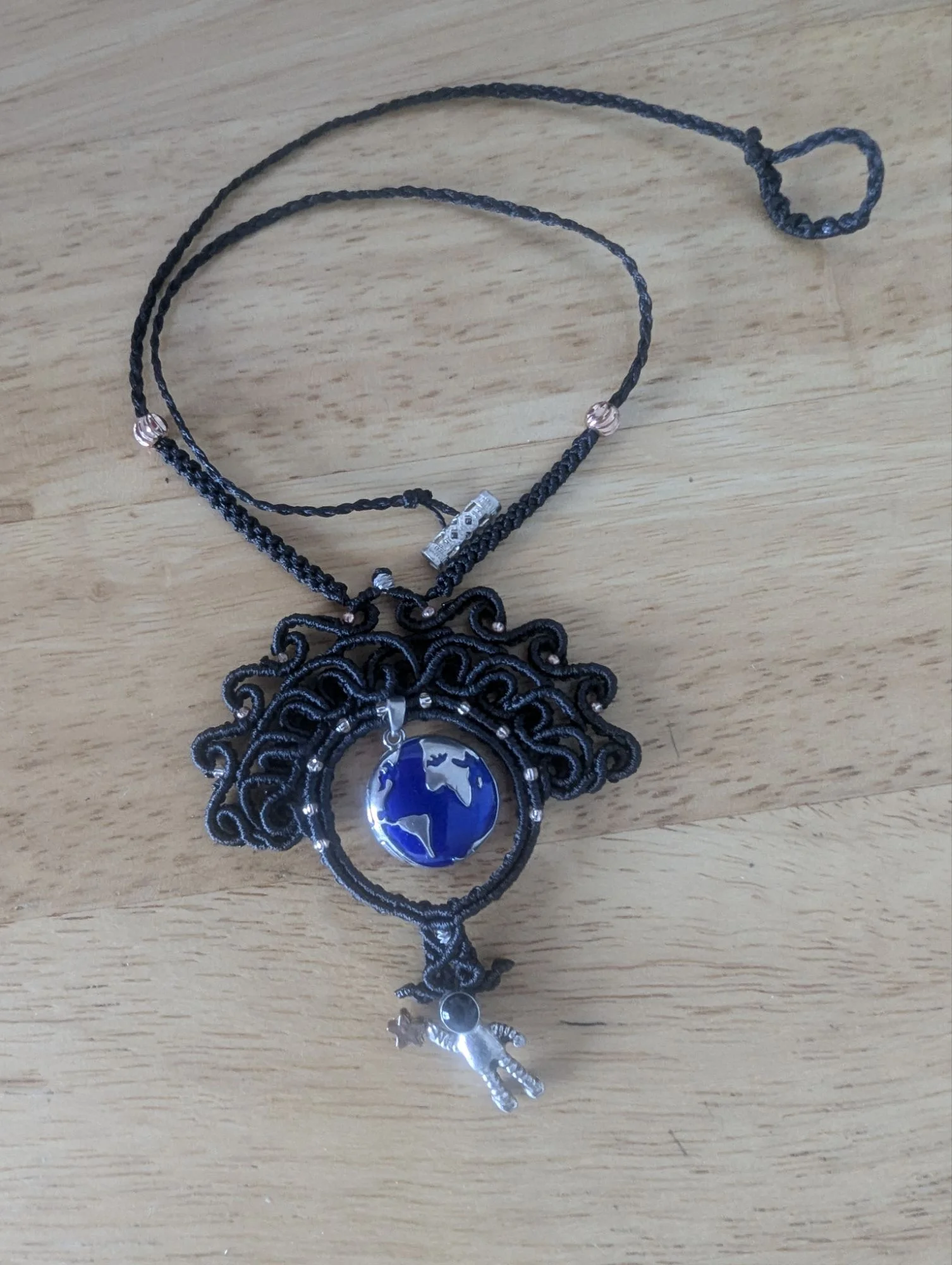 Racki made a beautiful and spacy necklace 💫