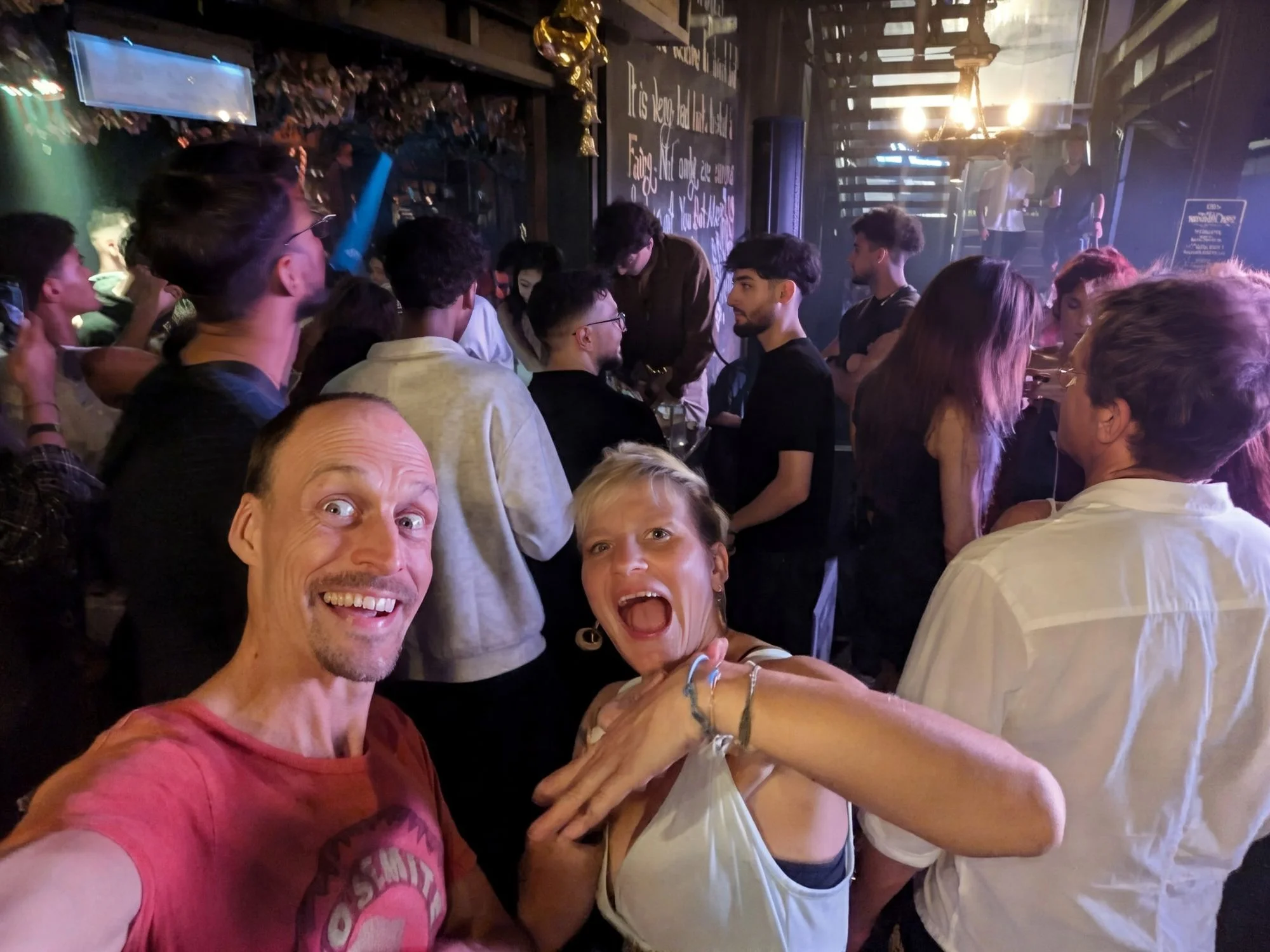 But eventually found the main party area which reminded me quite a bit of the Reeperbahn in Hamburg but in a different style 💃🕺