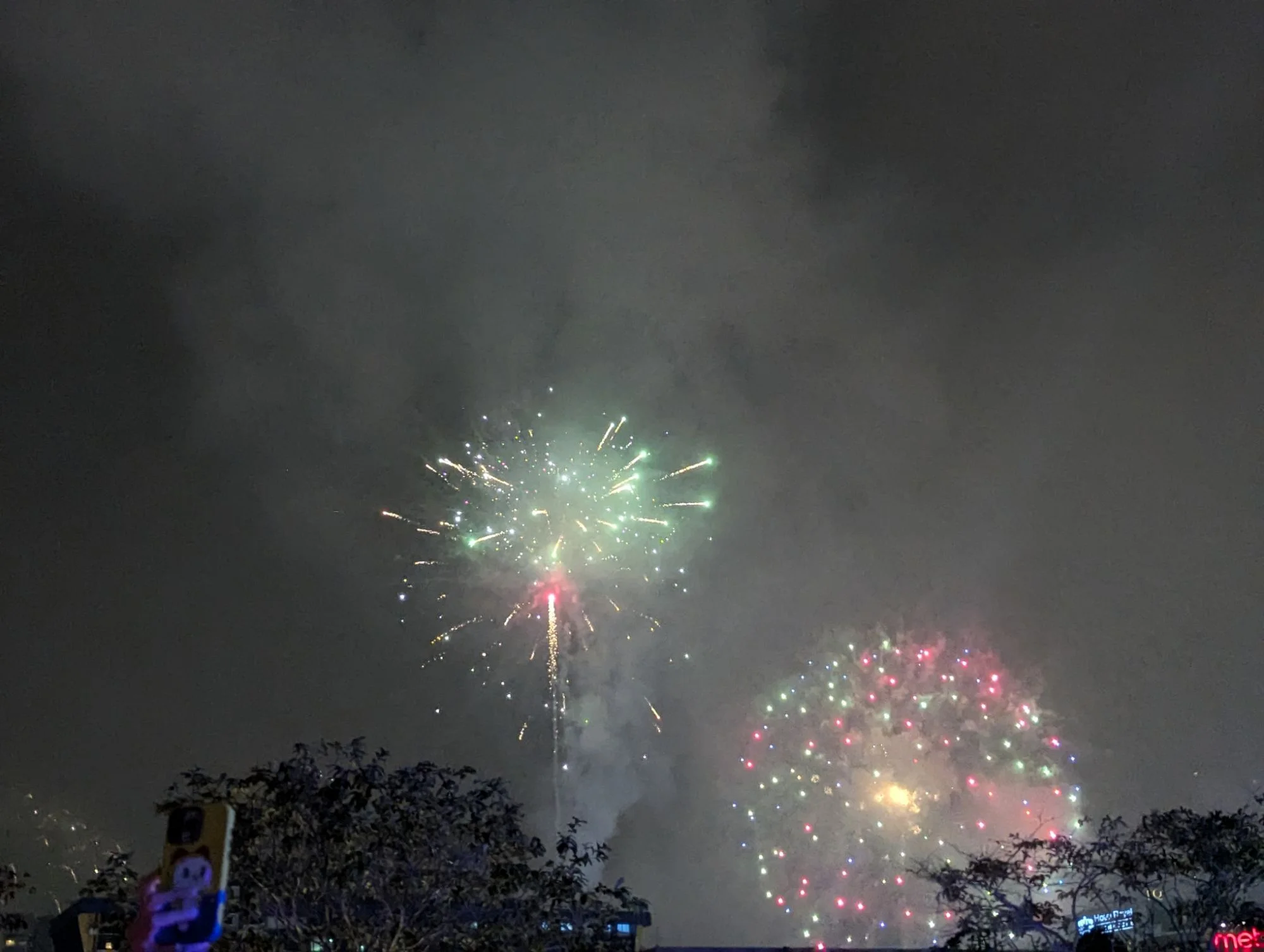 &mldr; and at midnight there were some but not too crazy fireworks 🎇