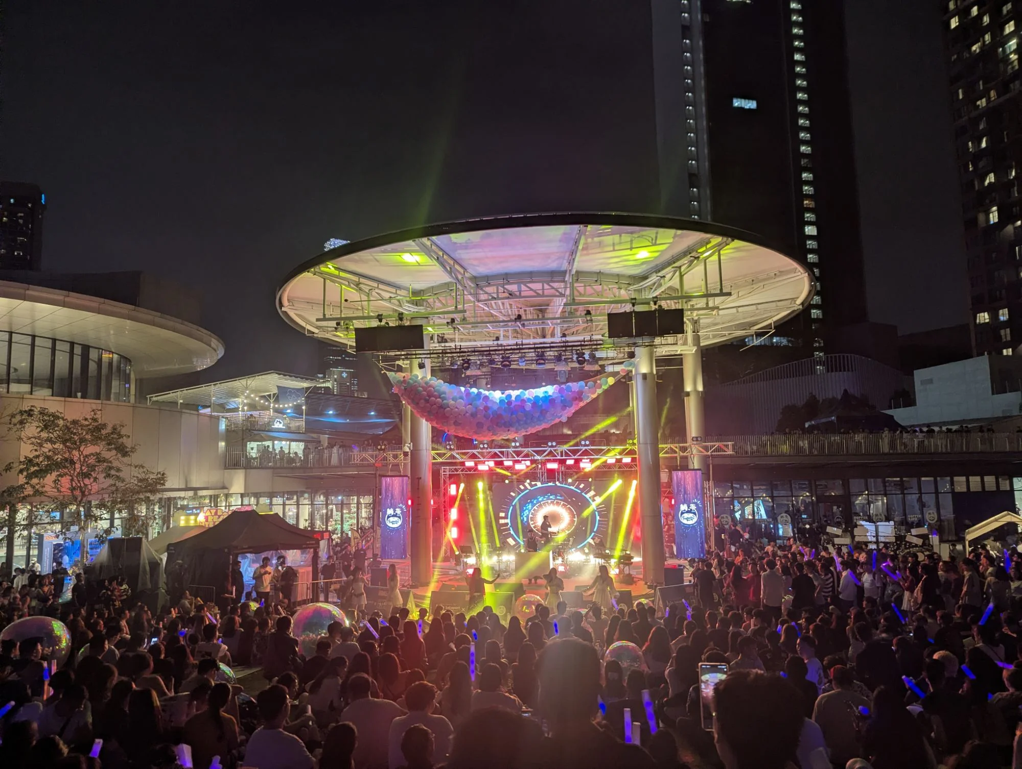On the roof terrace of one of the many malls, we enjoyed a funny Asian concert 🎶