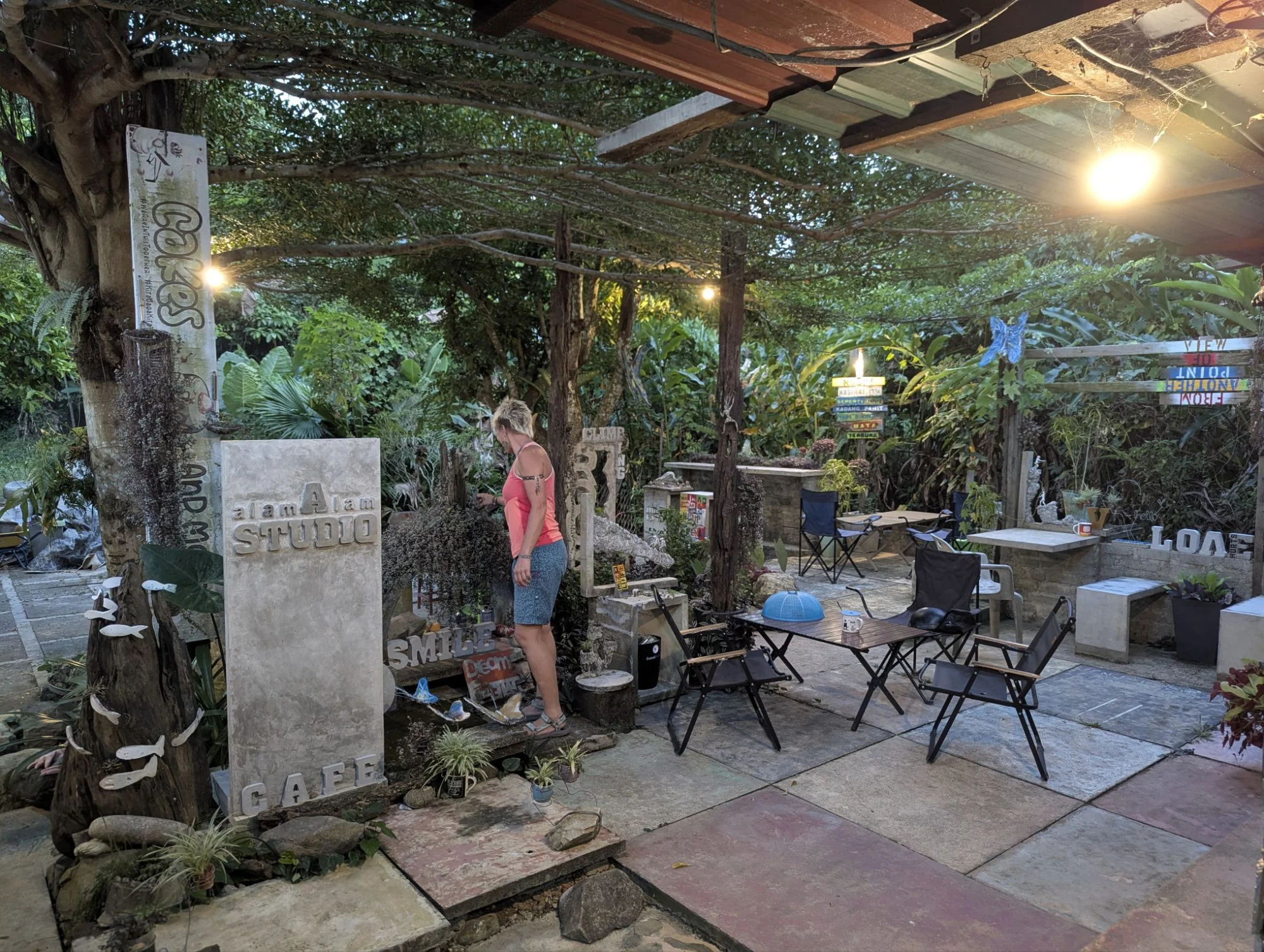 And while taking a walk, we came across this little cafe. It was closed but still the owners allowed us to have a look around.