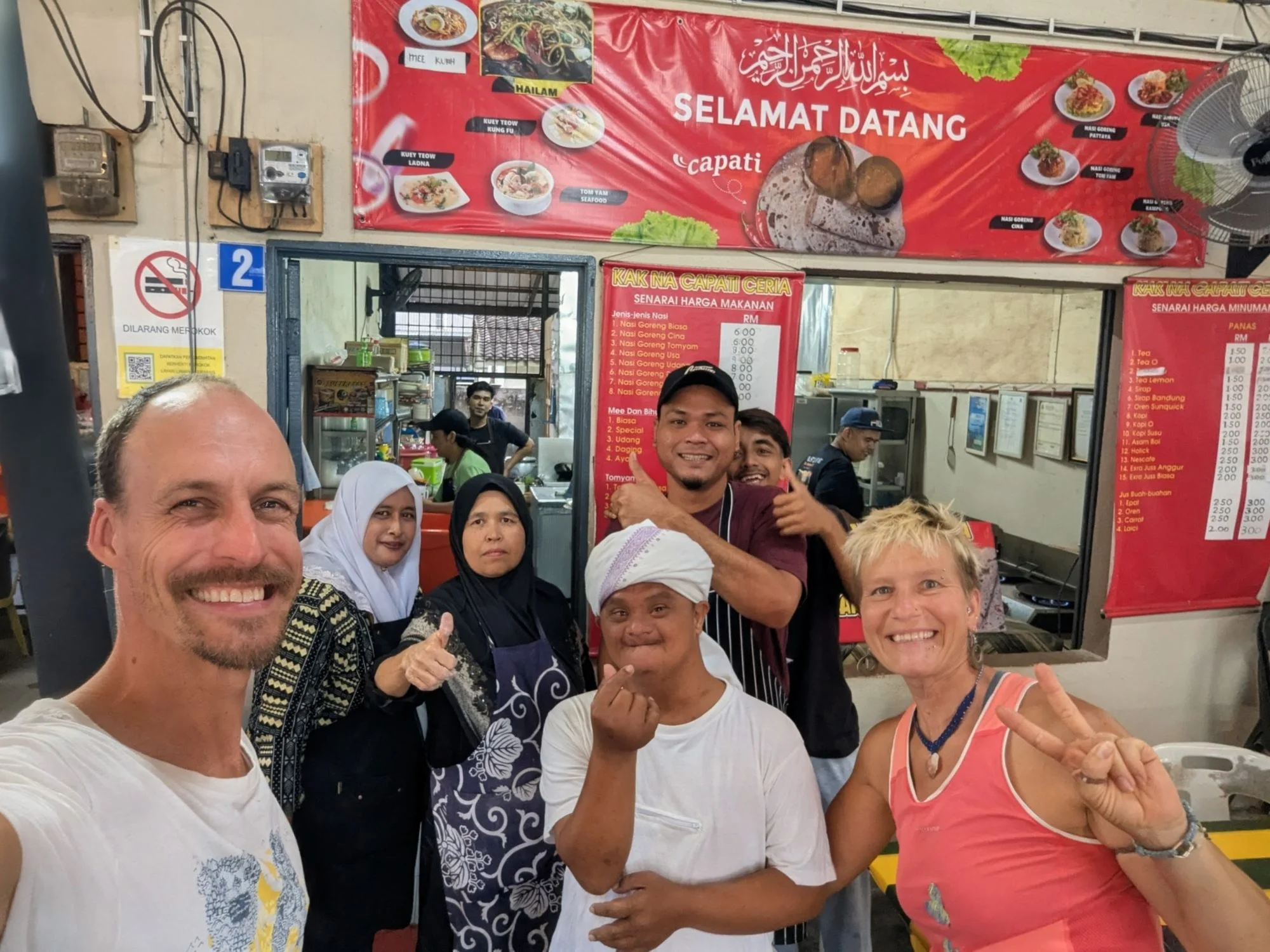 Every evening we went to one of the cheap authentic restaurants and for some meeting western tourists was quite a highlight. So there were a lot of selfies and Instagram videos. This family was especially super nice. They even invited us to our last dinner before we left Baling again.
