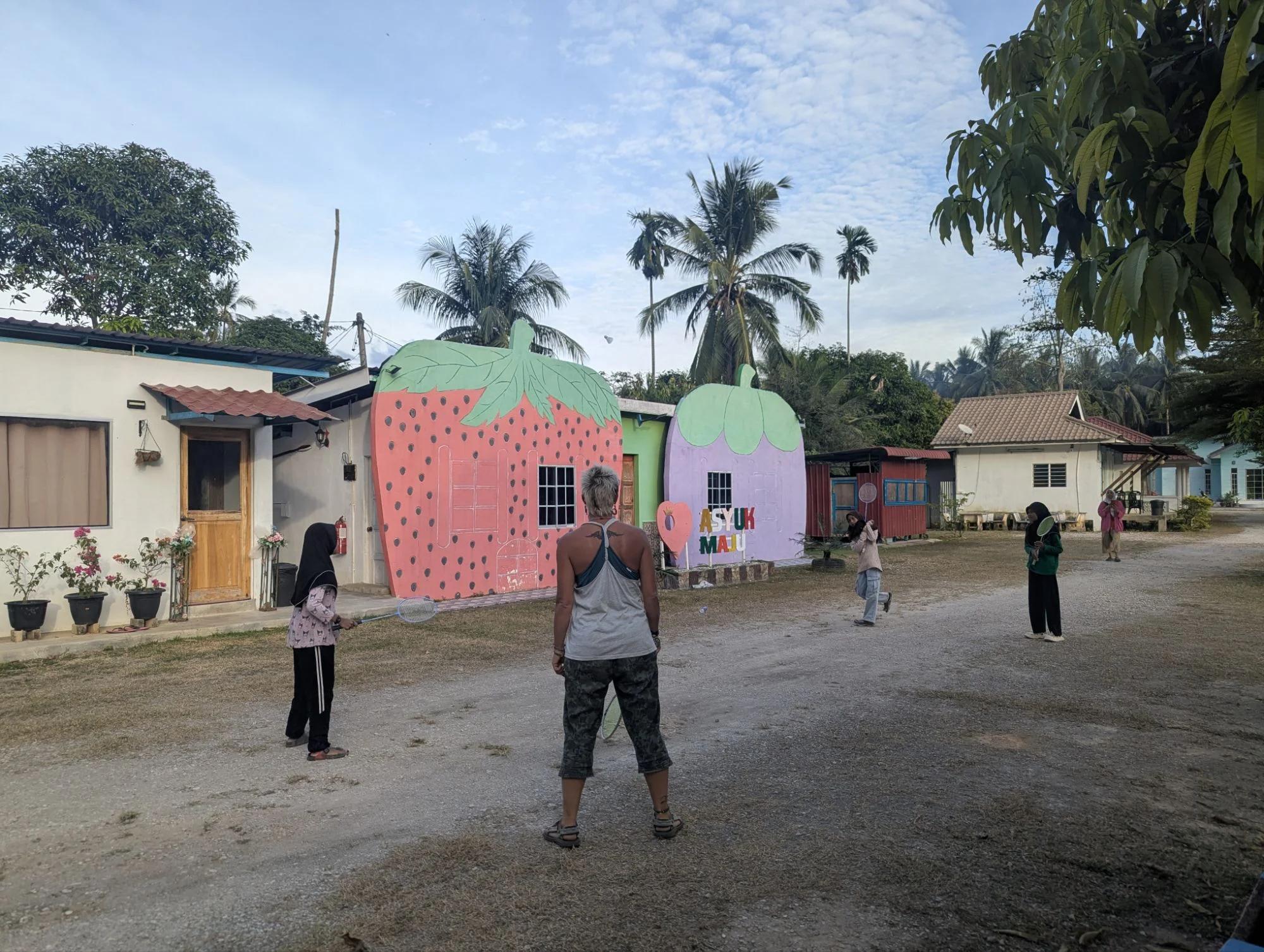 The locals were friendly and interested as always. Here Racki is playing Badminton with local girls 🤗