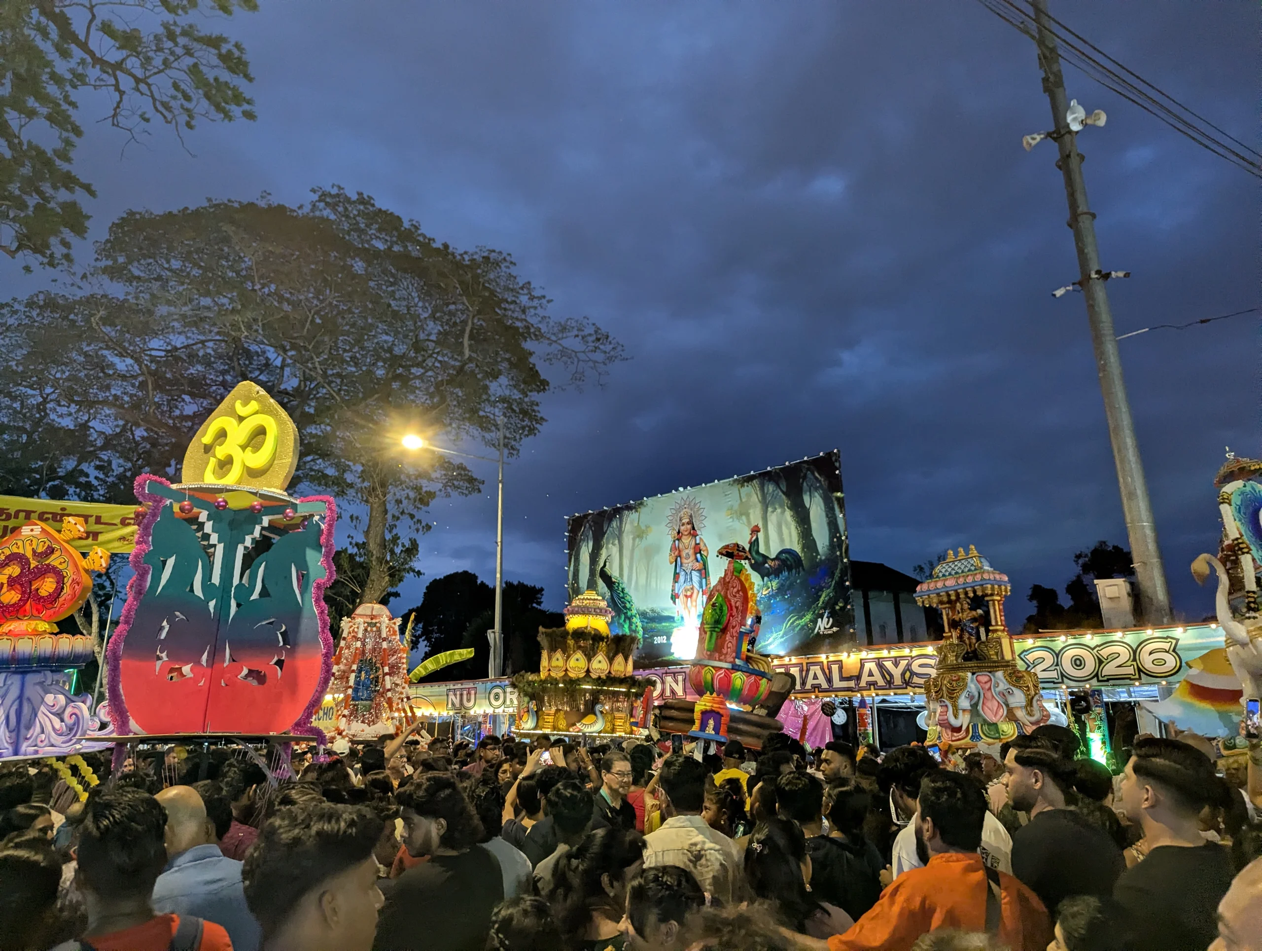 And in the evening Racki and I went to the still ongoing Thaipusam to have some dinner and witness the festivities some more.