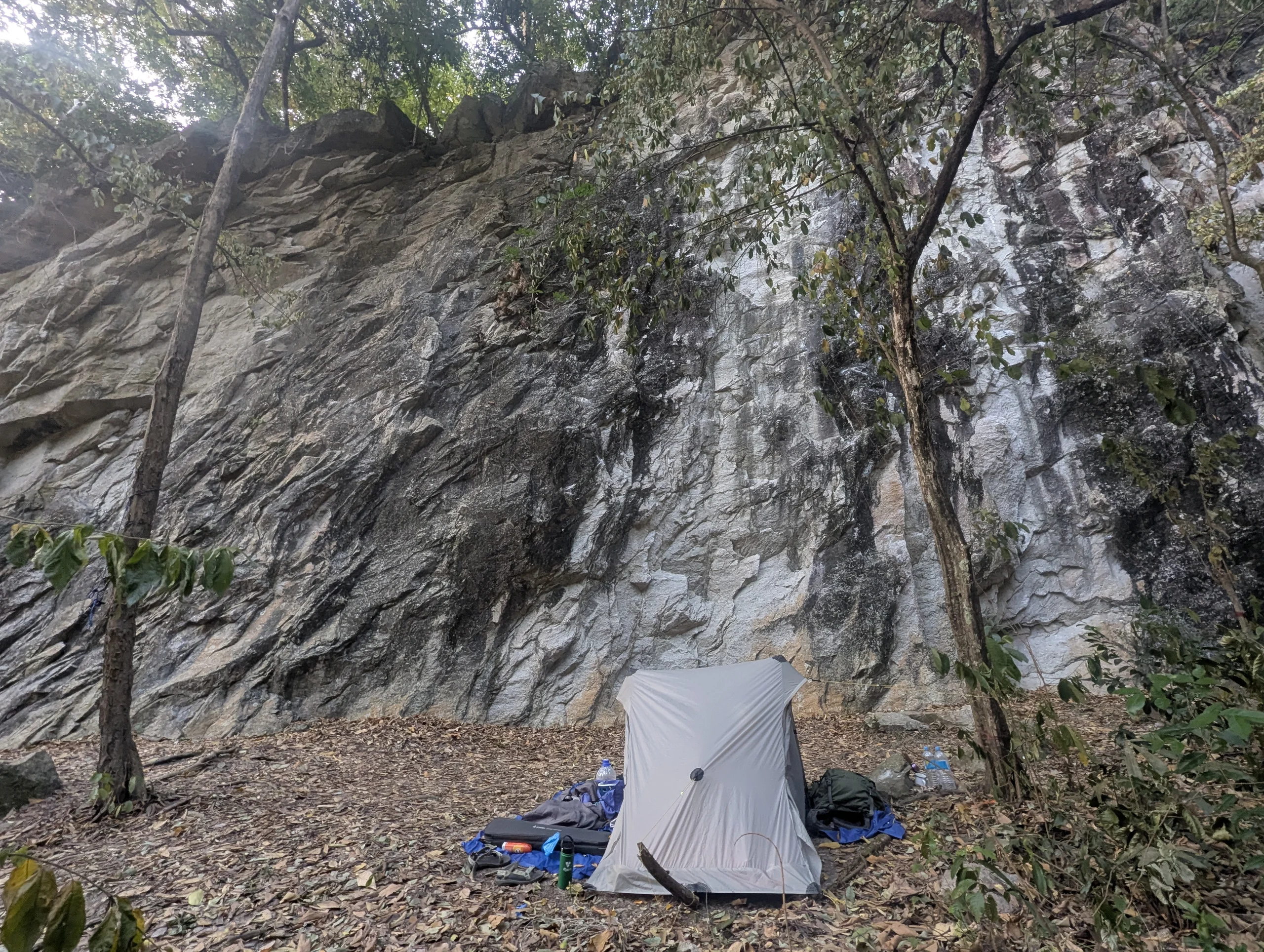 After the Kleinis had left us and took an airplane to Kuala Lumpur, we went to a nice little climbing area in George Town: Jesselton Park. We pitched our tent right in front of the crag and the location was wonderful. Here you find that climbing area on theCrag.com